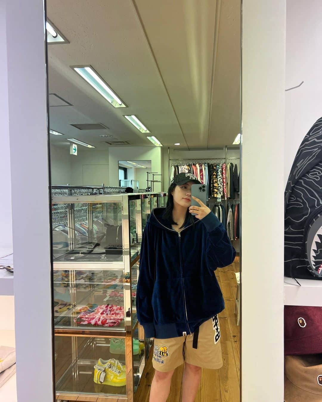 仲本愛美さんのインスタグラム写真 - (仲本愛美Instagram)「どんな洋服着て欲しい？❤︎  @bape_japan  #abathingape #bape」4月18日 18時13分 - manamana_kimono
