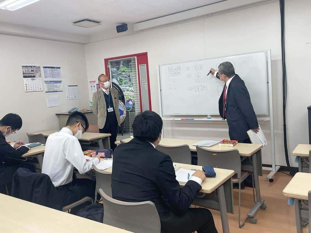 東京観光専門学校さんのインスタグラム写真 - (東京観光専門学校Instagram)「今週から授業スタート！ 就職対策授業📝📸  先生・同級生に面接官役をしてもらいながら、練習を繰り返します💭  そのほかにもエントリーシートの添削や入室・退室方法など🧐  続々と各業界へ内定の嬉しい報告が沢山届いています！！  就職状況や最新の内定状況はオープンキャンパスでお伝えしちゃいます！✨  【オープンキャンパス詳細↓】 https://www.tit.ac.jp/opencampus/  #東京観光専門学校　#鉄道サービス学科　#オープンキャンパス　#鉄道会社　#内定  #内々定　#鉄道好きな人と繋がりたい #鉄道女子」4月18日 18時22分 - tokan_1967