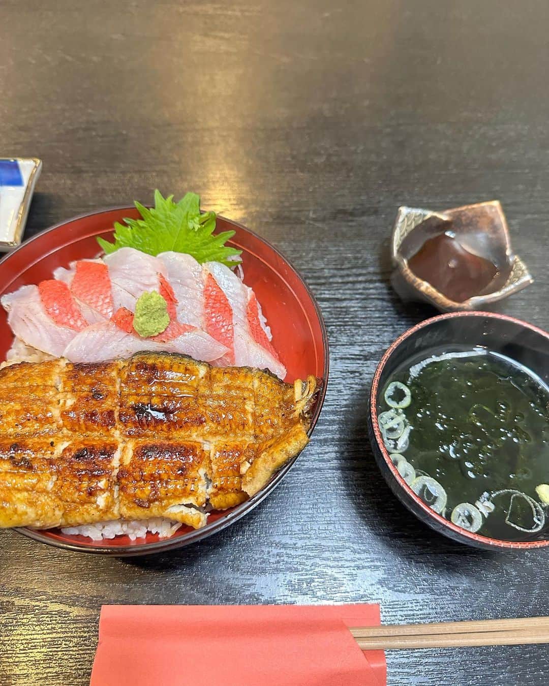 穴井詩のインスタグラム：「炙り金目鯛とうなぎのコラボ。 美味しい。美味しすぎる。  #伊東 #うな福  マスターありがとうございました😋」