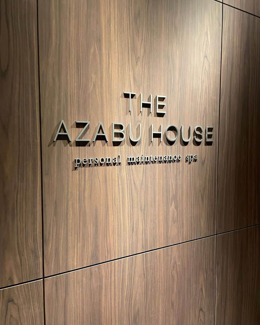 あやのさんのインスタグラム写真 - (あやのInstagram)「THE AZABU SAUNA 〜midnight sauna & champagne〜  完全会員制パーソナルスパ THE AZABU HOUSE @theazabuhouse が手掛ける 完全個室の深夜プライベートサウナ💓 2h ¥20,000 3h ¥30,000 〜 最大4名様まで利用可能❣️ サウナ後には個室BARとしてchampagne、wineなどお酒を 楽しむ事もできるよぉ😍✨🍻  今回はサウナ友達の @masachin21  つれて2人でまったり🧺 サウナ後に2人でかんぱーい🍻✨ 最高の夜でした🌉  みんなにも体験してほしい✨✨  #サウナイキタイ#サ活#ビキニ #ナイトサウナ#会員制サウナ」4月18日 18時24分 - _ayano_golf