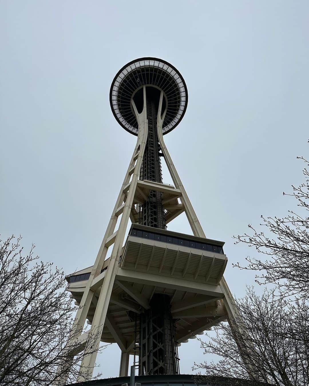 ながしまみのりさんのインスタグラム写真 - (ながしまみのりInstagram)「【🌊Memories of Seattle🦦】 初シアトル。Chihuly Garden and Glass(@chihulygg)の展示がお気に入り。 そしてラッコのもふもふの虜になりました。 My first time in Seattle, I loved the Chihuly Garden and Glass exhibit. And I was fascinated by the sea otter fluff.  ・  🎸#MoPOP @mopopseattle Architecture by #FrankGehry  ☕️The First #Starbucks @pikeplacepublicmarket  🍬The #GumWall  🦦#Seaotter #SeattleAquarium @seattleaquarium …もふもふ♡  🌐Amazon Seattle #Spheres  🗼#SpaceNeedle @spaceneedle  🔮#ChihulyGardenandGlass @chihulygg …The exhibition space was wonderful!!  ・ #みのさんぽ #Seattle #シアトル」4月18日 18時16分 - minori.nagashima