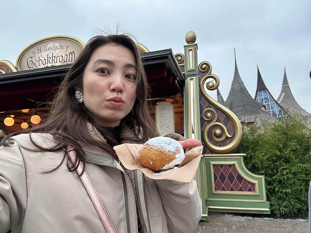 加藤ジーナのインスタグラム：「. 遊園地eftelingで オランダのお菓子を２ついただきました〜😋💗  1枚目はオリボーレンと言って 日本で言ったら揚げパンみたいな！ お正月に食べるらしい🥰  2枚目はストロープワッフル🧇 薄いワッフル生地の間にシロップが挟まってる甘〜いお菓子🍪  どっちも美味しかった〜😋✨  #オランダ #オランダ土産 #オランダ旅行 #efteling #oliebollen #stroopwafel #海外移住 #オランダ移住 #ヨーロッパ移住 #オランダ生活 #オランダスイーツ #ヨーロッパ旅行」