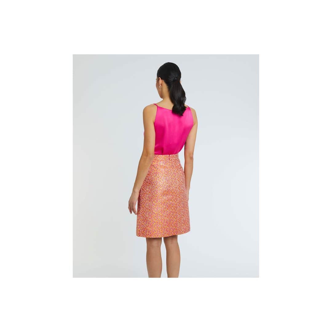 のインスタグラム：「Ensemble, la jupe en jacquard multicolore et le débardeur rose shocking créent un contraste saisissant, mélangeant les motifs et les couleurs pour un look original et coloré. Cette tenue pourrait être considérée comme une option idéale pour les cérémonies de Madame Paule Ka, où le style audacieux, glamour et avant-gardiste pourrait être apprécié et mis en valeur. 🌺 - Together, the multicolored jacquard skirt and shocking pink tank top create a striking contrast, mixing patterns and colors for an original and colorful look. This outfit could be considered an ideal option for Madame Paule Ka's ceremonies, where the bold, glamorous and fashion-forward style could be appreciated and showcased. 🌺」