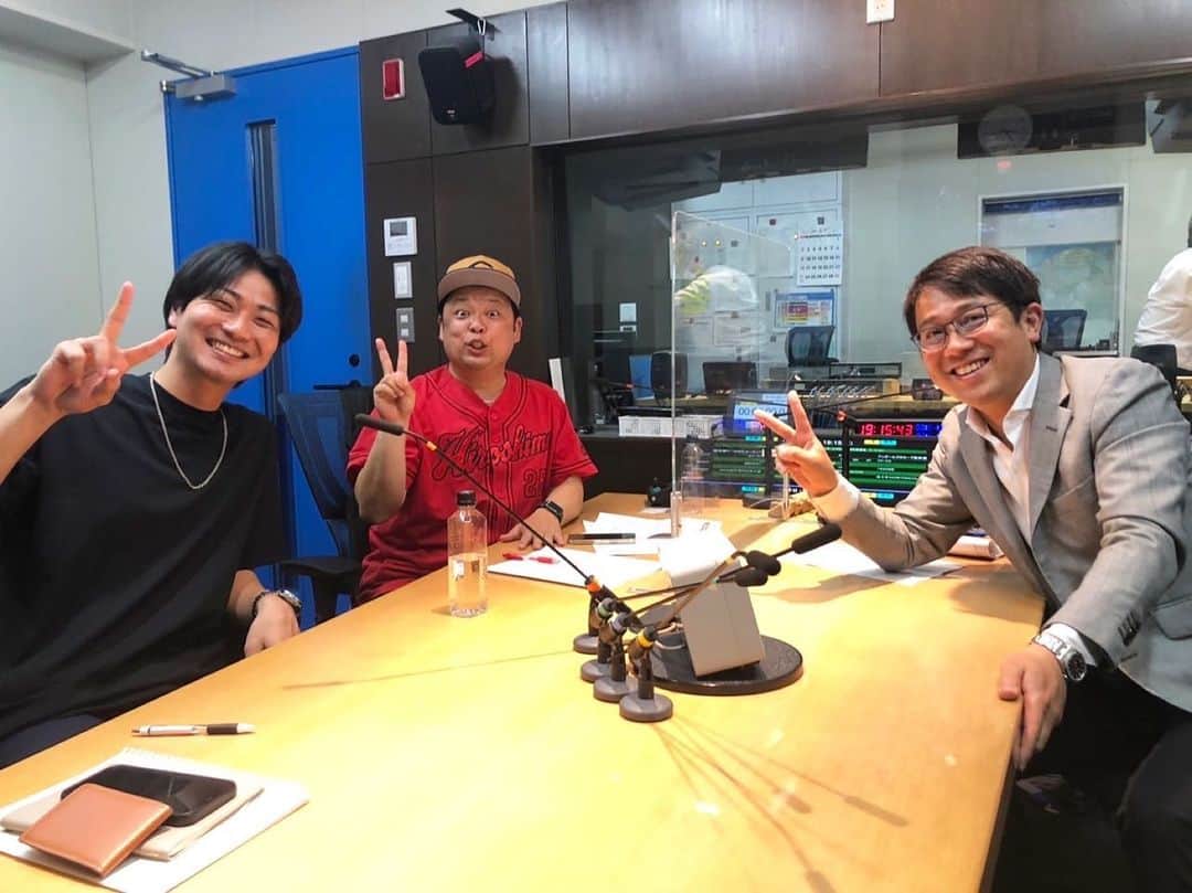 横山弘樹さんのインスタグラム写真 - (横山弘樹Instagram)「【ラジオ】 それ聴け！veryカープ！  お二人のトーク術ハンパなかったです😎 めちゃくちゃ笑わせてもらいました笑 終始イジられてた気もしますが… 天谷さんにも会えてまさかの出演まで😂！！  楽しい時間をありがとうございました✨  #それ聴けveryカープ #天谷宗一郎 #坂上俊次 #ボールボーイ佐竹」4月18日 18時20分 - h_y.18