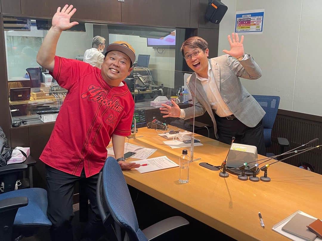 横山弘樹さんのインスタグラム写真 - (横山弘樹Instagram)「【ラジオ】 それ聴け！veryカープ！  お二人のトーク術ハンパなかったです😎 めちゃくちゃ笑わせてもらいました笑 終始イジられてた気もしますが… 天谷さんにも会えてまさかの出演まで😂！！  楽しい時間をありがとうございました✨  #それ聴けveryカープ #天谷宗一郎 #坂上俊次 #ボールボーイ佐竹」4月18日 18時20分 - h_y.18