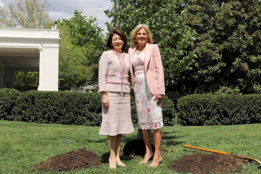 岸田文雄さんのインスタグラム写真 - (岸田文雄Instagram)「ジル・バイデン米国大統領夫人の招待により、妻の裕子がホワイトハウスを訪問しました。 ジル夫人との懇談や昼食会への参加、ホワイトハウスの庭で桜の植樹を行い、両夫人の間で「さまざまな分野で培ってきた日米の友好・親善がよりいっそう深まるよう尽力していく」ことで一致したと聞いています。  次は夫婦揃って、広島でバイデン大統領夫妻をお迎えすることを楽しみにしています。  #岸田文雄  #妻 #岸田裕子  #外交 #ファーストレディ外交  #ホワイトハウス  #一期一会」4月18日 18時21分 - fumio_kishida