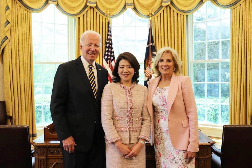 岸田文雄さんのインスタグラム写真 - (岸田文雄Instagram)「ジル・バイデン米国大統領夫人の招待により、妻の裕子がホワイトハウスを訪問しました。 ジル夫人との懇談や昼食会への参加、ホワイトハウスの庭で桜の植樹を行い、両夫人の間で「さまざまな分野で培ってきた日米の友好・親善がよりいっそう深まるよう尽力していく」ことで一致したと聞いています。  次は夫婦揃って、広島でバイデン大統領夫妻をお迎えすることを楽しみにしています。  #岸田文雄  #妻 #岸田裕子  #外交 #ファーストレディ外交  #ホワイトハウス  #一期一会」4月18日 18時21分 - fumio_kishida