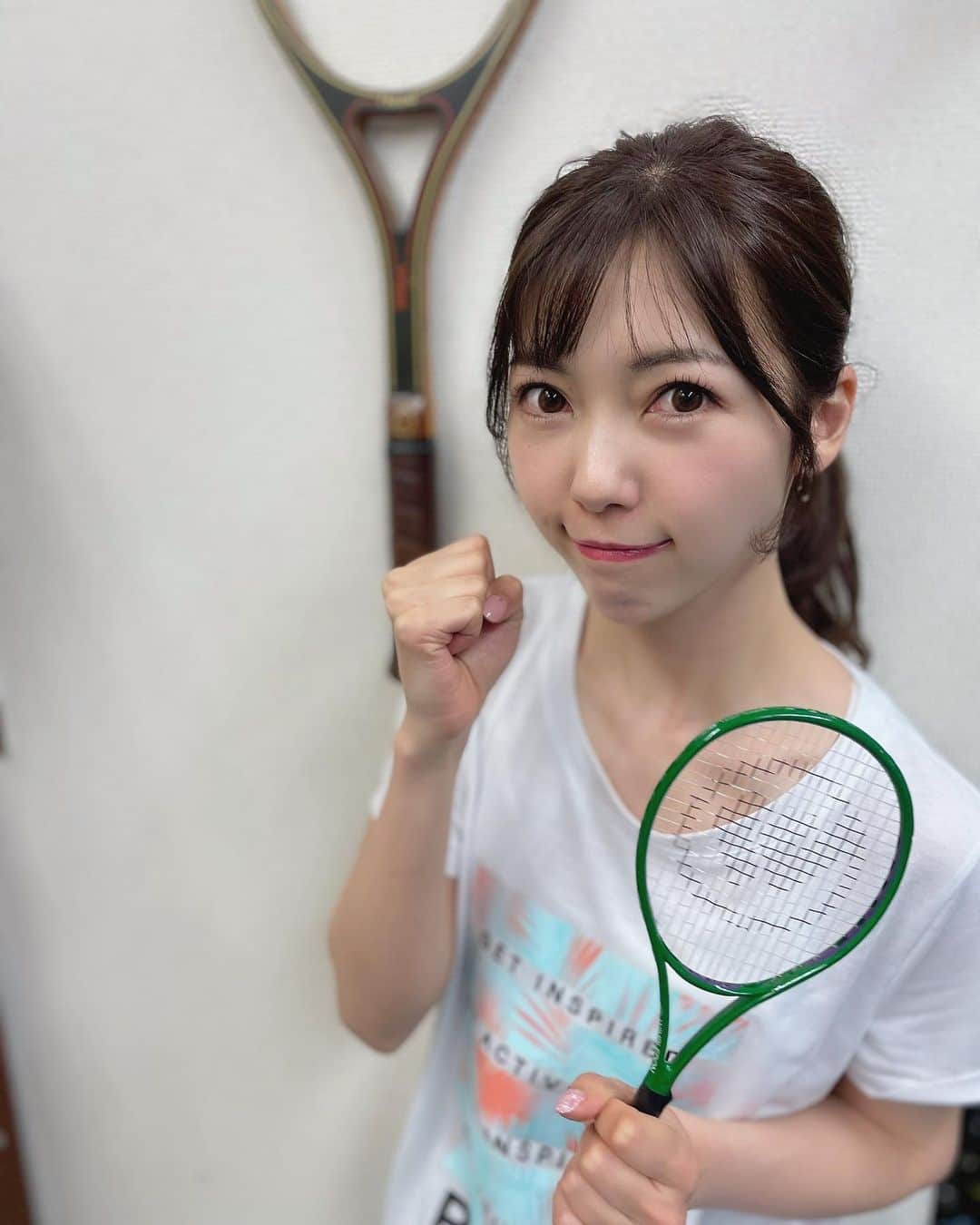 川又智菜美のインスタグラム：「テニス上達に向けてトレーニングに気合入ってる人✊だけど…😭😭😭 ⁡ 気合いは充分なのに先週追い込みすぎて なんだか腿裏が怪しいので トレーナーさんから休養命令が…🥺 「自分の身体をしっかりケアすることも大事！」 と諭されました🫢 ⁡ ということで今週はトレーニングの予約を ケアの予約に変更！！ 気合いがみなぎってる時って多少どこかが痛くても 無理してやりたくなっちゃうんですけど お休みする勇気ももたないとね。 こういう時にちゃんと止めてくれる トレーナーさん（ @tenikotsu ）に感謝です🥲🙏 ⁡ しっかり万全に戻ったら追い込むぞ、おー！✊ ⁡ #テニス #トレーニング」