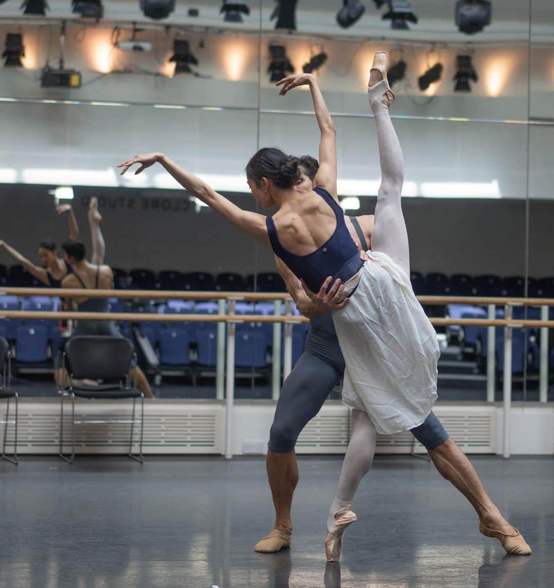 ロベルト・ボッレのインスタグラム：「Working on a new piece for next week in Trieste.  Super exciting! @fumikaneko_ @rickamar  📸 @dancersdiary ❤️ #teatropoliteamarossetti @officialrobertobolle」