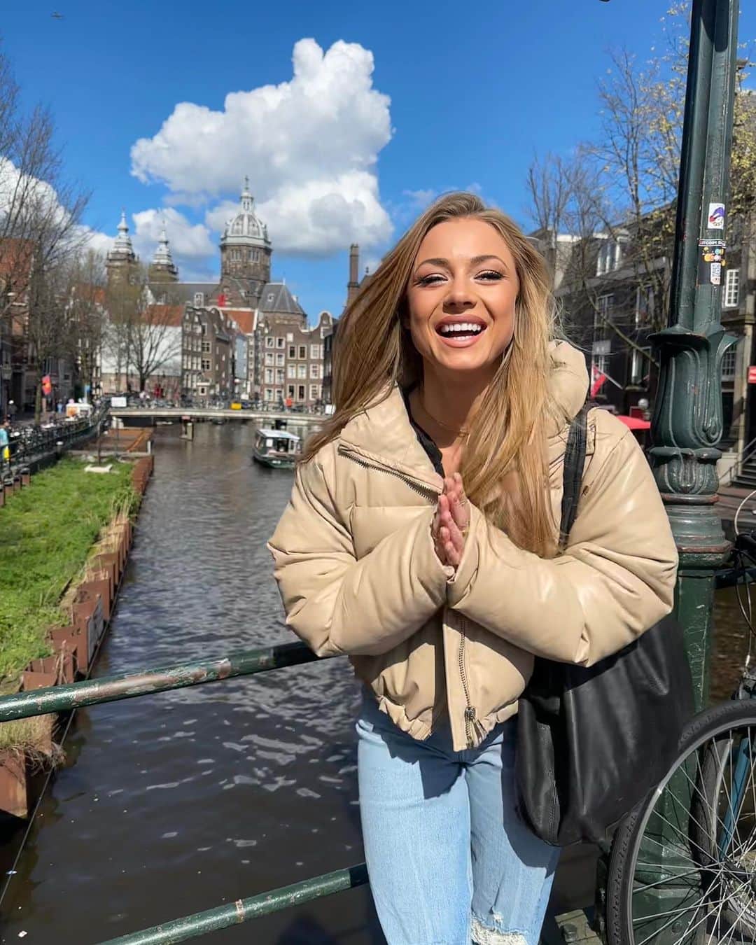 Nikki Leighさんのインスタグラム写真 - (Nikki LeighInstagram)「📍Amsterdam  -One of my favorite cities of the world 🚲🌷 Which pic is your favorite!? Pic 1,2,3,4 or 5 🧥 @forever21 @janeylopatypr @ourscenario  👖 @leejeans  -💋 NL  #travelfashion #amsterdam  #exploremore」4月18日 18時31分 - missnikkileigh