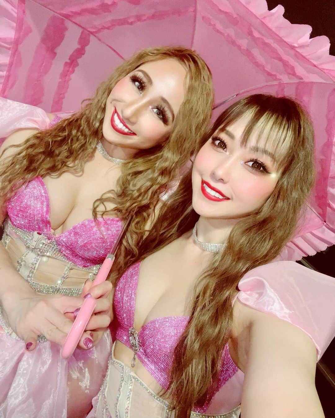 Rieのインスタグラム：「. 🏰👸🏰 ・ Polish Exhibition 2023❤️‍🔥 無事終了しましたー👏 ・ 私についてきてくれた、みみちゃん/みっきさん/ゆいさん/あいさん/ほたるちゃん/りかちゃん/ゆうきさん/れもんさん、一緒に踊ってくださったエレスさん本当にありがとうございました🥹❣️ またひとつ宝物な思い出が増えました👑✨ ・ またこんな素敵な会場で発表会を開催してくださる @shiiko_petitjean @polish_tokyo に本当感謝です😭🙏 関係者の皆様も本当にお疲れ様でした🤲 また来年も宜しくお願いします❤️‍🔥 ・ ・ ・ #polish #polishtokyo #polishexhibition2023 #poledance #poledancer #発表会 #ポールダンス #ポールダンサー」