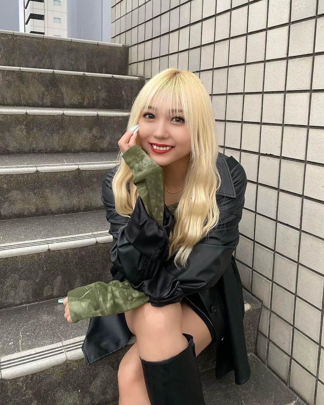 のインスタグラム：「🦖🖤 . . . #金髪 #金髪ロング #金髪ギャル #ハイトーンギャル  #ハイトーンロング #ブリーチ #ギャル #gal  #selfie #selca #instalike #ootd #fashion」
