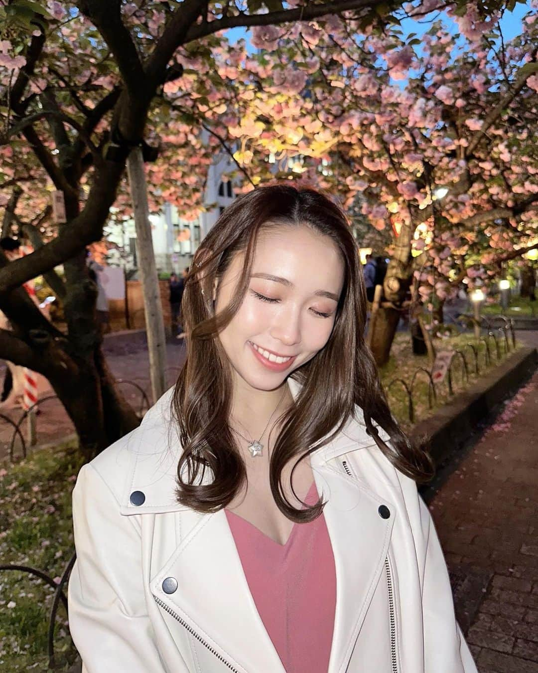 山本瑠香さんのインスタグラム写真 - (山本瑠香Instagram)「今年最後のお花見🌸 造幣局の桜の通り抜けに♡  様々な種類、色の桜が咲いていて どこを見てもキレイやったなあ🫧  今シーズン、桜を見るのは この日がおそらく最後やったかなぁ。 今年はいっぱいお花見できてよかった！🌈✨ . . . #桜 #桜スポット #桜ライトアップ #桜並木 #お花見 #お花見コーデ  #お花見スポット #花見 #花見コーデ #お花見コーデ  #造幣局 #造幣局桜の通り抜け #大阪 #大阪観光」4月18日 18時25分 - ruka_1010_team8