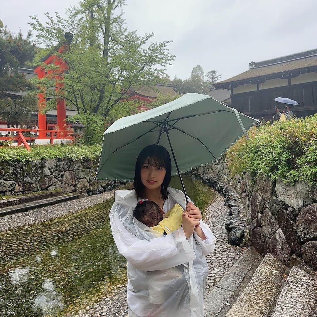 井口眞緒さんのインスタグラム写真 - (井口眞緒Instagram)「晴明神社に安産祈願のお礼参りをしに京都旅行に行って来ました⛩  雨が降ったり止んだりだったのでレインコート必須でした☔️ いつもはベビーカー行動なんだけど、京都はバスに乗ったり歩いたりタクシーに乗ったりと 何かとベビーカーが足手纏いになりがちだったので 2日目からはホテルに置いてずっと抱っこ紐行動でした👶 ちなみに、雨の日のベビーカーの時ってみんなどうしてますか？ 可愛いママ用レインコートのおすすめあったら教えて欲しいです♡  そして抱っこしてる時は抱っこ紐あると楽なんなけど 意外と足にくるみたいで、帰宅後足が動きませんでした…  ちなみに今も下半身がバキバキ…  #井口眞緒 #京都旅行 #お礼参り #安産祈願お礼参り #晴明神社 #嵐山 #竹林 #渡月橋 #上賀茂神社 #下賀茂神社 #ママレインコート #ママ用レインコート #レインコート #抱っこ紐 #雨の日ママコーデ」4月18日 18時27分 - iguchi.mao