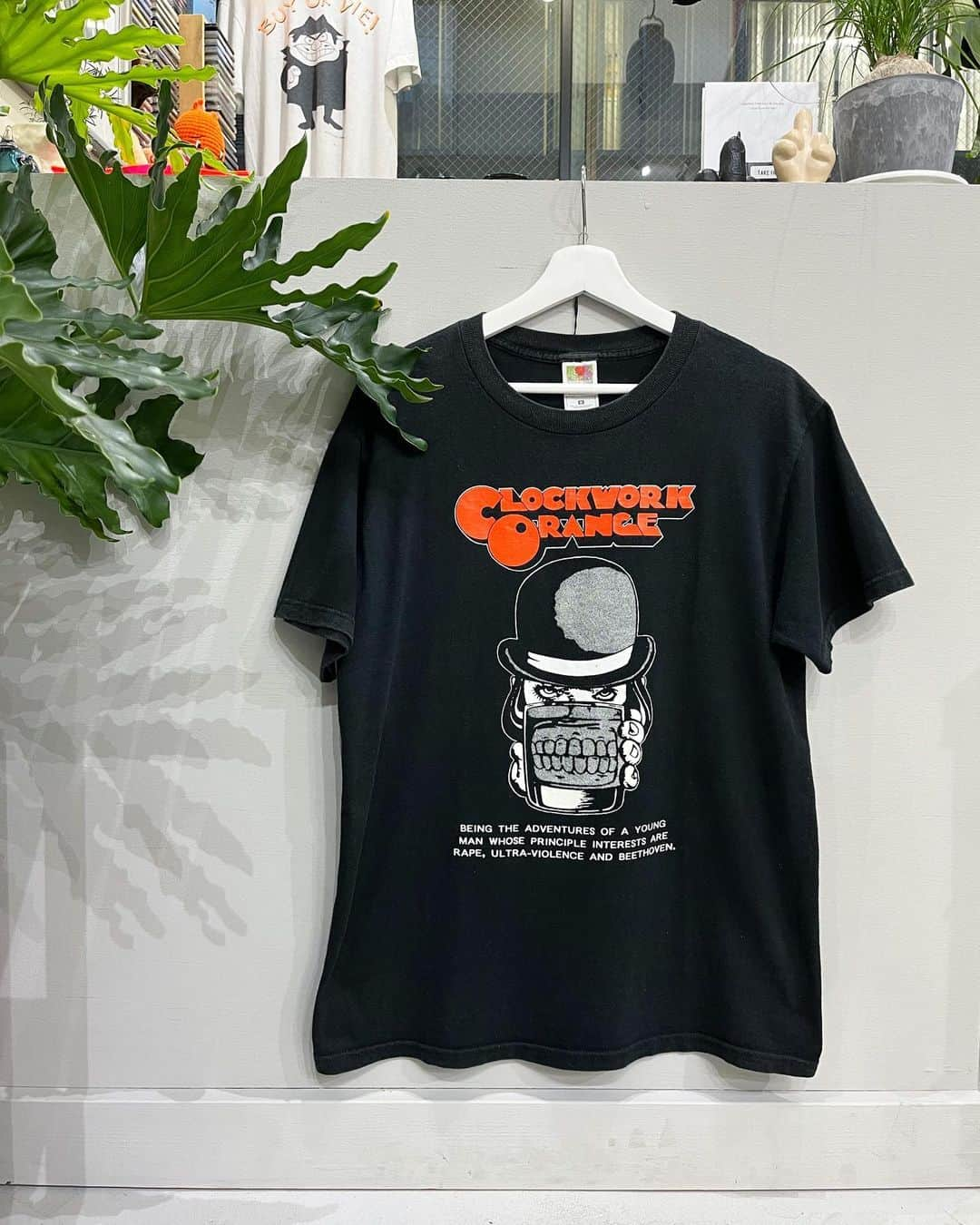 ジャムルさんのインスタグラム写真 - (ジャムルInstagram)「90-00's CLOCKWORK ORANGE ¥15000+tax(16500) . 1971年に公開された 鬼才、スタンリー・キューブリック監督の映画「CLOCKWORK ORANGE」  暴力や欲望、世の中とのジレンマが渦巻く社会風刺を描いた近未来SF映画。 映像の世界のみならず、ファッション業界にも多大な影響を与えた作品です。  こちらは90年代後半から2000年初頭の頃のTシャツになります。 ひと目でそれと判るオレンジ色のロゴにグラフィックも最高な1枚！ .  WEB SHOPに入荷しております。 是非ご覧ください。 jammru.com  #お問い合わせはお電話で承ります #jammru#jammru_tee#vintagetshirt #vintagetee#movietee#movietshirt #clockworkorange  #osaka  #fashion  #streetstyle  #streetfashion  #vtg  #vintage  #used  #usedclothing  #古着 #古着屋 #ファッション #70s #80s #90s」4月18日 18時28分 - jammru