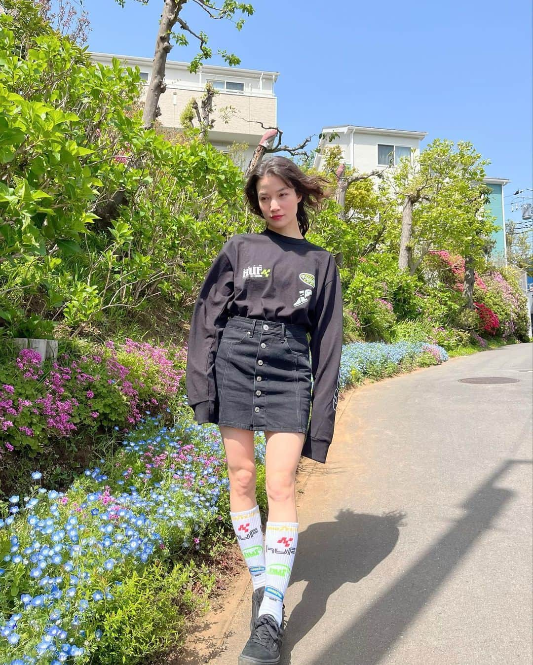 FEMMのインスタグラム：「Spring vibes🌸🏵💠 I love this season when it's starting to get warm🫶  And don't u think I'm rockin  @hufworldwide x @goodyear long T-shirt👕🏎🛞 😏  Thank you @hufjp 🔥 R  #hufjp #huf #goodyear #femm」