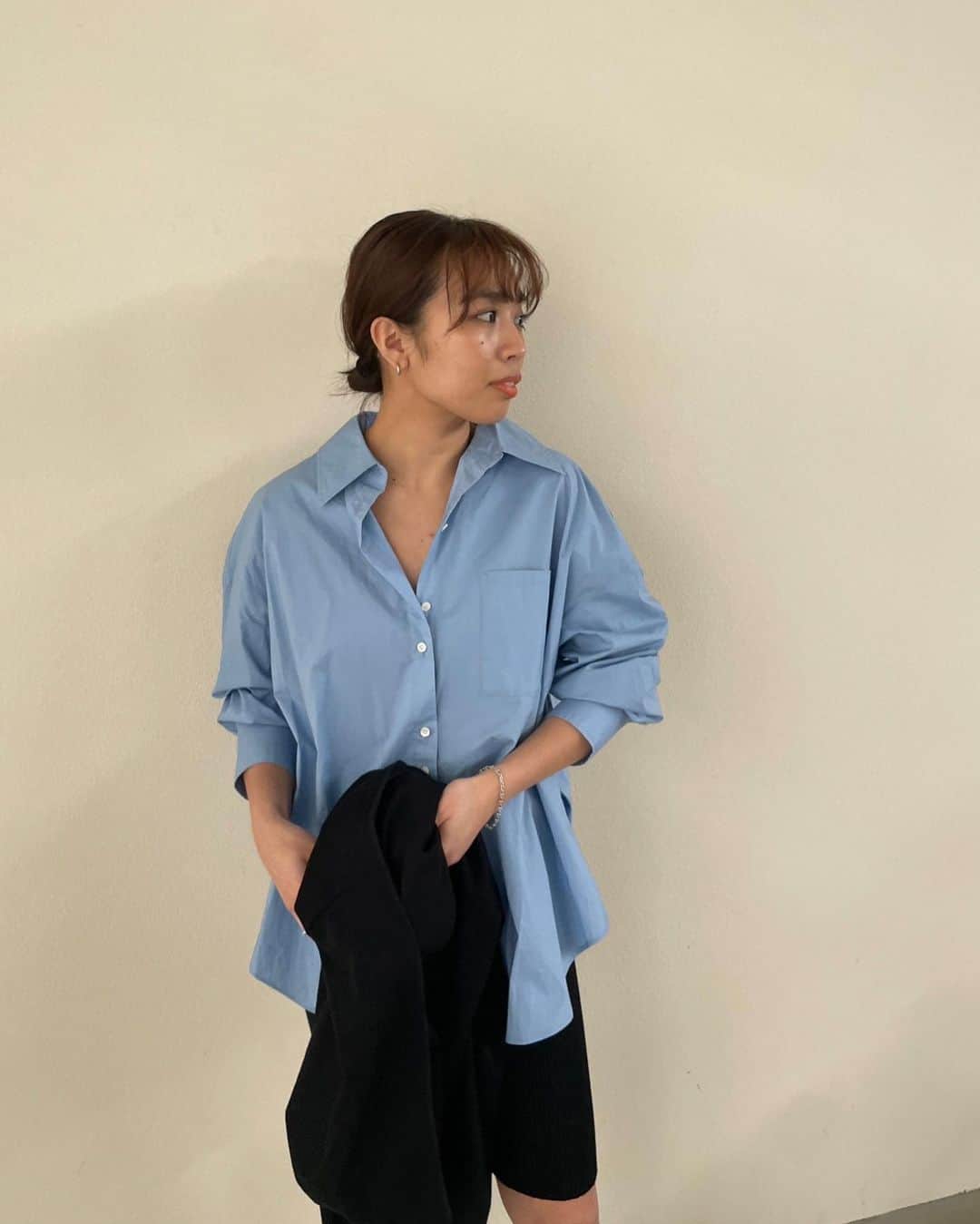 ETRÉ TOKYO ストアさんのインスタグラム写真 - (ETRÉ TOKYO ストアInstagram)「@etretokyo  【4/20 New Arrival】 ㅤㅤ ㅤㅤㅤ ㅤㅤㅤ  #ETREシャーリングボリュームワンピース WHITE / BLACK / PINK Free size ¥29,700(tax in) ㅤㅤㅤ ㅤㅤㅤ ㅤㅤㅤ #ETREコットンボクシーショートパンツ NAVY / PINK / BLUE S.M size ¥19,800(tax in) ㅤㅤㅤ ㅤㅤㅤ ㅤㅤㅤ #ETREコットンオーバーサイズシャツ NAVY / PINK / BLUE Free size ¥25,300(tax in)  ㅤㅤㅤ  #ETREクロップドTee WHITE / CHARCOAL / BROWN Free size ¥7,700(tax in)  ㅤㅤㅤ ㅤㅤㅤ #ETREリブニットボディーウォーマー BEIGE / BROWN Free size ¥8,800(tax in)  ㅤㅤㅤ ㅤㅤㅤ #ETREボディーウォーマーニットパンツ BEIGE / BROWN Free size ¥17,600(tax in) ㅤㅤㅤ  ㅤㅤㅤ #ETREボディーウォーマーニットキャミ BEIGE / BROWN Free size ¥13,200(tax in) ㅤㅤㅤ  ㅤㅤㅤ  - - - - - - - - - - - - - - - - - - - - - - - - - - - -  商品詳細はTOPページURLよりチェック🔍 ›› @etretokyo_store  ㅤㅤㅤ スタッフコーディネートも毎日更新中【 #etretokyo_staff_ootd 】をフォロー🐿️  TOPページの"フォロー中"から 気になるスタッフのアカウントをフォロー🤝  - - - - - - - - - - - - - - - - - - - - - - - - - - - -  ㅤㅤㅤ ⁡  ㅤㅤㅤ 【INFORMATION】 ⁡ ⁡ ※ 4/20(木)発売のアイテムは 4/21(金)12:00よりお在庫のある場合、ルミネカード会員様限定で店舗通販のご利用が可能です。 ⁡ ※お電話がつながりにくい可能性がございます。 ⁡ ※また混雑時には入場制限及び 試着点数の制限を設けさせて頂きます。 予めご了承ください。 ⁡ ⁡ ご理解、ご協力を賜りますよう 心よりお願い申し上げます。 ⁡ ⁡  ㅤㅤㅤ ㅤㅤㅤ 【LUMINE SHINJUKU STORE】 ETRÉ TOKYO ルミネ新宿2店 TEL：03-5989-0979 ー営業時間ー (平日、土日祝)11:00-21:00  ⁡ #etretokyo#etre#fashion#etretokyoshinjuku #2023etre#etretokyo_staff_ootd#2023ss #新作紹介#スタッフコーディネート#スタッフスナップ#春服コーデ#カジュアルコーデ#シンプルコーデ#きれいめカジュアル#ワンピースコーデ#シャツコーデ#ショートパンツコーデ#クロップドt#ニットキャミ#腹巻き」4月18日 20時00分 - etretokyo_store