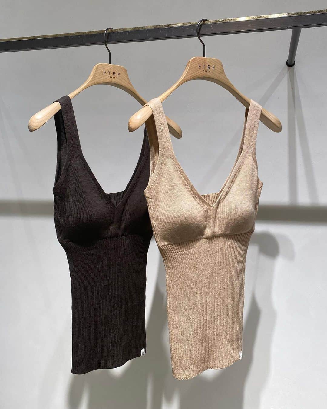 ETRÉ TOKYO ストアさんのインスタグラム写真 - (ETRÉ TOKYO ストアInstagram)「@etretokyo  【4/20 New Arrival】 ㅤㅤ ㅤㅤㅤ ㅤㅤㅤ  #ETREシャーリングボリュームワンピース WHITE / BLACK / PINK Free size ¥29,700(tax in) ㅤㅤㅤ ㅤㅤㅤ ㅤㅤㅤ #ETREコットンボクシーショートパンツ NAVY / PINK / BLUE S.M size ¥19,800(tax in) ㅤㅤㅤ ㅤㅤㅤ ㅤㅤㅤ #ETREコットンオーバーサイズシャツ NAVY / PINK / BLUE Free size ¥25,300(tax in)  ㅤㅤㅤ  #ETREクロップドTee WHITE / CHARCOAL / BROWN Free size ¥7,700(tax in)  ㅤㅤㅤ ㅤㅤㅤ #ETREリブニットボディーウォーマー BEIGE / BROWN Free size ¥8,800(tax in)  ㅤㅤㅤ ㅤㅤㅤ #ETREボディーウォーマーニットパンツ BEIGE / BROWN Free size ¥17,600(tax in) ㅤㅤㅤ  ㅤㅤㅤ #ETREボディーウォーマーニットキャミ BEIGE / BROWN Free size ¥13,200(tax in) ㅤㅤㅤ  ㅤㅤㅤ  - - - - - - - - - - - - - - - - - - - - - - - - - - - -  商品詳細はTOPページURLよりチェック🔍 ›› @etretokyo_store  ㅤㅤㅤ スタッフコーディネートも毎日更新中【 #etretokyo_staff_ootd 】をフォロー🐿️  TOPページの"フォロー中"から 気になるスタッフのアカウントをフォロー🤝  - - - - - - - - - - - - - - - - - - - - - - - - - - - -  ㅤㅤㅤ ⁡  ㅤㅤㅤ 【INFORMATION】 ⁡ ⁡ ※ 4/20(木)発売のアイテムは 4/21(金)12:00よりお在庫のある場合、ルミネカード会員様限定で店舗通販のご利用が可能です。 ⁡ ※お電話がつながりにくい可能性がございます。 ⁡ ※また混雑時には入場制限及び 試着点数の制限を設けさせて頂きます。 予めご了承ください。 ⁡ ⁡ ご理解、ご協力を賜りますよう 心よりお願い申し上げます。 ⁡ ⁡  ㅤㅤㅤ ㅤㅤㅤ 【LUMINE SHINJUKU STORE】 ETRÉ TOKYO ルミネ新宿2店 TEL：03-5989-0979 ー営業時間ー (平日、土日祝)11:00-21:00  ⁡ #etretokyo#etre#fashion#etretokyoshinjuku #2023etre#etretokyo_staff_ootd#2023ss #新作紹介#スタッフコーディネート#スタッフスナップ#春服コーデ#カジュアルコーデ#シンプルコーデ#きれいめカジュアル#ワンピースコーデ#シャツコーデ#ショートパンツコーデ#クロップドt#ニットキャミ#腹巻き」4月18日 20時00分 - etretokyo_store
