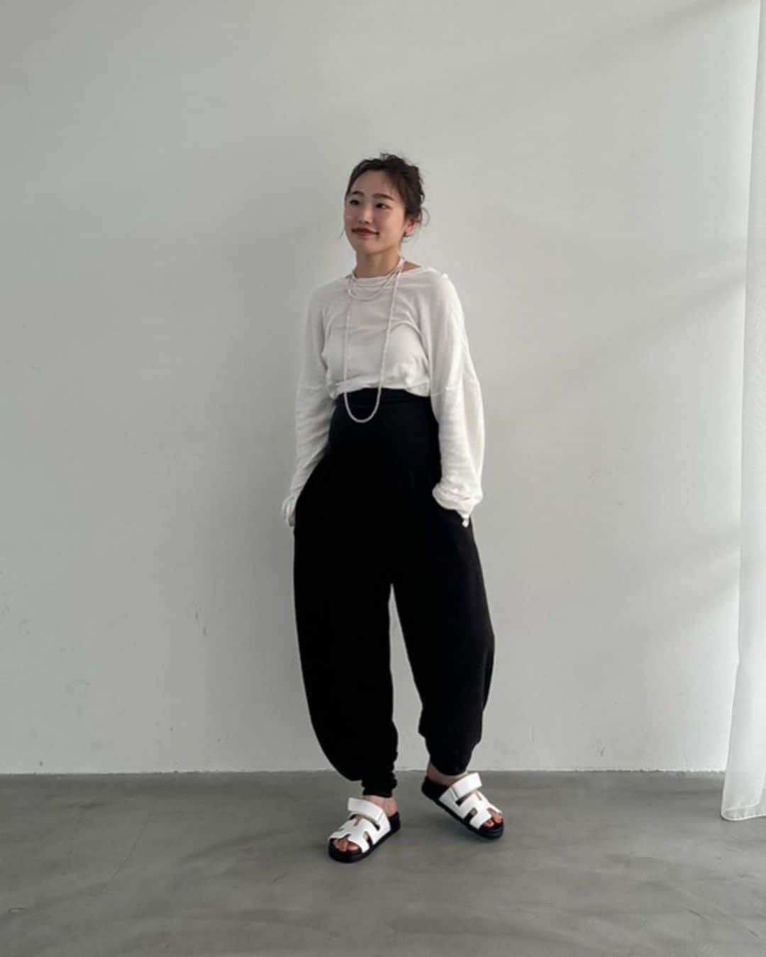 ETRÉ TOKYO ストアさんのインスタグラム写真 - (ETRÉ TOKYO ストアInstagram)「@etretokyo  【4/20 New Arrival】 ㅤㅤ ㅤㅤㅤ ㅤㅤㅤ  #ETREシャーリングボリュームワンピース WHITE / BLACK / PINK Free size ¥29,700(tax in) ㅤㅤㅤ ㅤㅤㅤ ㅤㅤㅤ #ETREコットンボクシーショートパンツ NAVY / PINK / BLUE S.M size ¥19,800(tax in) ㅤㅤㅤ ㅤㅤㅤ ㅤㅤㅤ #ETREコットンオーバーサイズシャツ NAVY / PINK / BLUE Free size ¥25,300(tax in)  ㅤㅤㅤ  #ETREクロップドTee WHITE / CHARCOAL / BROWN Free size ¥7,700(tax in)  ㅤㅤㅤ ㅤㅤㅤ #ETREリブニットボディーウォーマー BEIGE / BROWN Free size ¥8,800(tax in)  ㅤㅤㅤ ㅤㅤㅤ #ETREボディーウォーマーニットパンツ BEIGE / BROWN Free size ¥17,600(tax in) ㅤㅤㅤ  ㅤㅤㅤ #ETREボディーウォーマーニットキャミ BEIGE / BROWN Free size ¥13,200(tax in) ㅤㅤㅤ  ㅤㅤㅤ  - - - - - - - - - - - - - - - - - - - - - - - - - - - -  商品詳細はTOPページURLよりチェック🔍 ›› @etretokyo_store  ㅤㅤㅤ スタッフコーディネートも毎日更新中【 #etretokyo_staff_ootd 】をフォロー🐿️  TOPページの"フォロー中"から 気になるスタッフのアカウントをフォロー🤝  - - - - - - - - - - - - - - - - - - - - - - - - - - - -  ㅤㅤㅤ ⁡  ㅤㅤㅤ 【INFORMATION】 ⁡ ⁡ ※ 4/20(木)発売のアイテムは 4/21(金)12:00よりお在庫のある場合、ルミネカード会員様限定で店舗通販のご利用が可能です。 ⁡ ※お電話がつながりにくい可能性がございます。 ⁡ ※また混雑時には入場制限及び 試着点数の制限を設けさせて頂きます。 予めご了承ください。 ⁡ ⁡ ご理解、ご協力を賜りますよう 心よりお願い申し上げます。 ⁡ ⁡  ㅤㅤㅤ ㅤㅤㅤ 【LUMINE SHINJUKU STORE】 ETRÉ TOKYO ルミネ新宿2店 TEL：03-5989-0979 ー営業時間ー (平日、土日祝)11:00-21:00  ⁡ #etretokyo#etre#fashion#etretokyoshinjuku #2023etre#etretokyo_staff_ootd#2023ss #新作紹介#スタッフコーディネート#スタッフスナップ#春服コーデ#カジュアルコーデ#シンプルコーデ#きれいめカジュアル#ワンピースコーデ#シャツコーデ#ショートパンツコーデ#クロップドt#ニットキャミ#腹巻き」4月18日 20時00分 - etretokyo_store