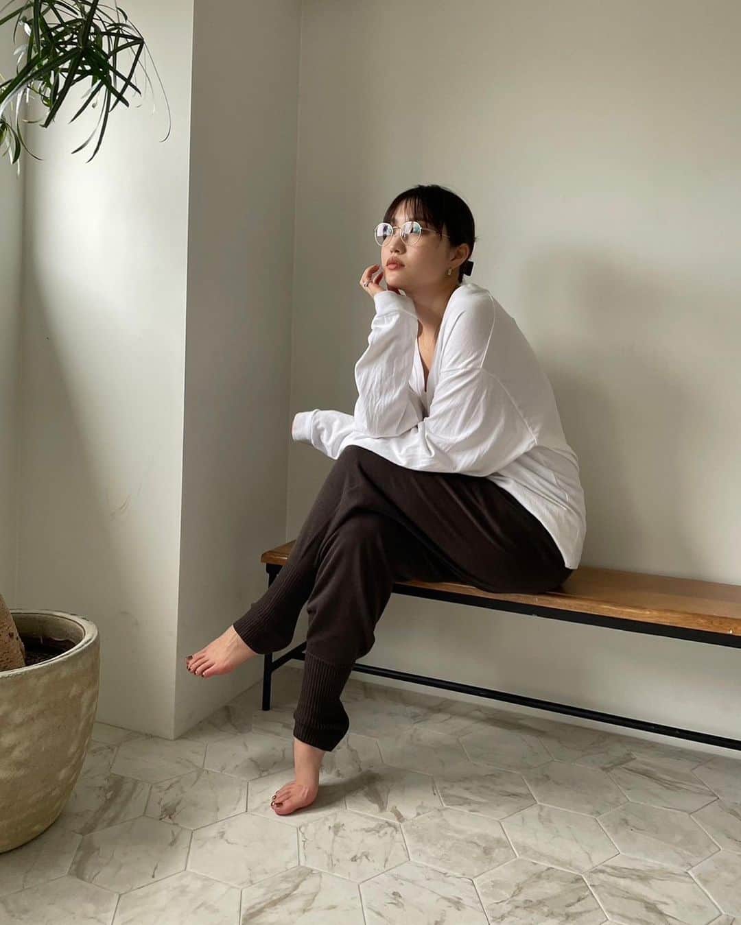ETRÉ TOKYO ストアさんのインスタグラム写真 - (ETRÉ TOKYO ストアInstagram)「@etretokyo  【4/20 New Arrival】 ㅤㅤ ㅤㅤㅤ ㅤㅤㅤ  #ETREシャーリングボリュームワンピース WHITE / BLACK / PINK Free size ¥29,700(tax in) ㅤㅤㅤ ㅤㅤㅤ ㅤㅤㅤ #ETREコットンボクシーショートパンツ NAVY / PINK / BLUE S.M size ¥19,800(tax in) ㅤㅤㅤ ㅤㅤㅤ ㅤㅤㅤ #ETREコットンオーバーサイズシャツ NAVY / PINK / BLUE Free size ¥25,300(tax in)  ㅤㅤㅤ  #ETREクロップドTee WHITE / CHARCOAL / BROWN Free size ¥7,700(tax in)  ㅤㅤㅤ ㅤㅤㅤ #ETREリブニットボディーウォーマー BEIGE / BROWN Free size ¥8,800(tax in)  ㅤㅤㅤ ㅤㅤㅤ #ETREボディーウォーマーニットパンツ BEIGE / BROWN Free size ¥17,600(tax in) ㅤㅤㅤ  ㅤㅤㅤ #ETREボディーウォーマーニットキャミ BEIGE / BROWN Free size ¥13,200(tax in) ㅤㅤㅤ  ㅤㅤㅤ  - - - - - - - - - - - - - - - - - - - - - - - - - - - -  商品詳細はTOPページURLよりチェック🔍 ›› @etretokyo_store  ㅤㅤㅤ スタッフコーディネートも毎日更新中【 #etretokyo_staff_ootd 】をフォロー🐿️  TOPページの"フォロー中"から 気になるスタッフのアカウントをフォロー🤝  - - - - - - - - - - - - - - - - - - - - - - - - - - - -  ㅤㅤㅤ ⁡  ㅤㅤㅤ 【INFORMATION】 ⁡ ⁡ ※ 4/20(木)発売のアイテムは 4/21(金)12:00よりお在庫のある場合、ルミネカード会員様限定で店舗通販のご利用が可能です。 ⁡ ※お電話がつながりにくい可能性がございます。 ⁡ ※また混雑時には入場制限及び 試着点数の制限を設けさせて頂きます。 予めご了承ください。 ⁡ ⁡ ご理解、ご協力を賜りますよう 心よりお願い申し上げます。 ⁡ ⁡  ㅤㅤㅤ ㅤㅤㅤ 【LUMINE SHINJUKU STORE】 ETRÉ TOKYO ルミネ新宿2店 TEL：03-5989-0979 ー営業時間ー (平日、土日祝)11:00-21:00  ⁡ #etretokyo#etre#fashion#etretokyoshinjuku #2023etre#etretokyo_staff_ootd#2023ss #新作紹介#スタッフコーディネート#スタッフスナップ#春服コーデ#カジュアルコーデ#シンプルコーデ#きれいめカジュアル#ワンピースコーデ#シャツコーデ#ショートパンツコーデ#クロップドt#ニットキャミ#腹巻き」4月18日 20時00分 - etretokyo_store