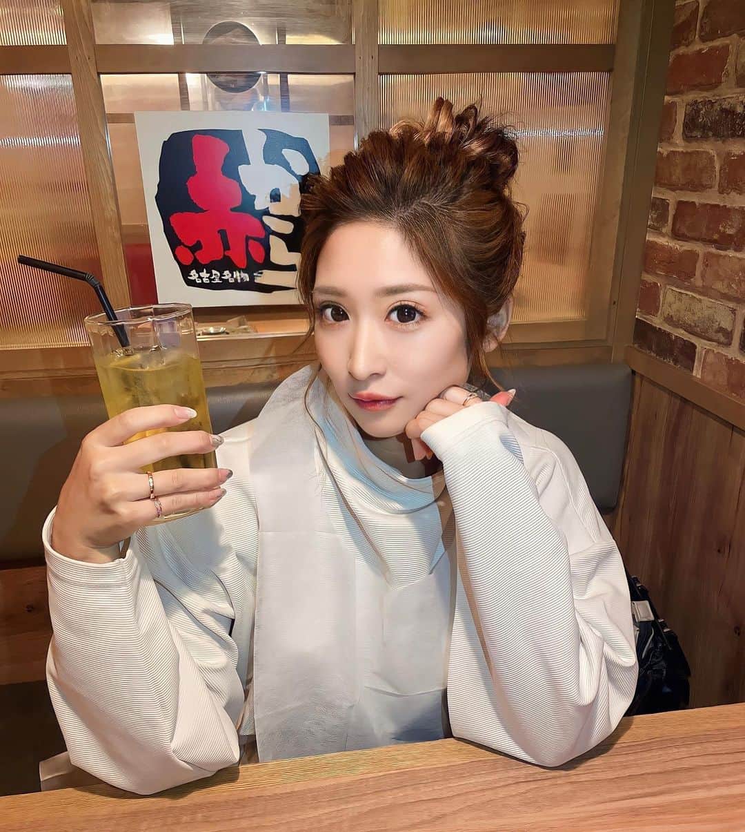 美波あいかのインスタグラム：「最近、辛一デビューした！ 辛さ1ミリもないやつ頼んだけどw 酔ってたし美味しかったしで 店員さんに美味しいです！！って 気持ちを伝えました。  写真は赤からなので関係ありません😽  今日もよろしくね♥️ トレーニング行って酸欠してるので 早めに帰るかもしれません🥺  #バルセロナグループ #Fillia #フィリア #札幌 #さっぽろ #すすきの #ススキノ #キャバクラ #キャバ嬢 #キャバクラ嬢 #ニュークラブ #ニュークラ #ニュークラ嬢 #キャバ #ホステス #ラウンジ #すすきのキャバクラ #すすきのキャバ嬢 #すすきのグルメ #札幌観光 #美人 #美女 #可愛い #可愛い女の子 #かわいい女の子 #銀座 #北新地 #錦 #中州 #六本木」