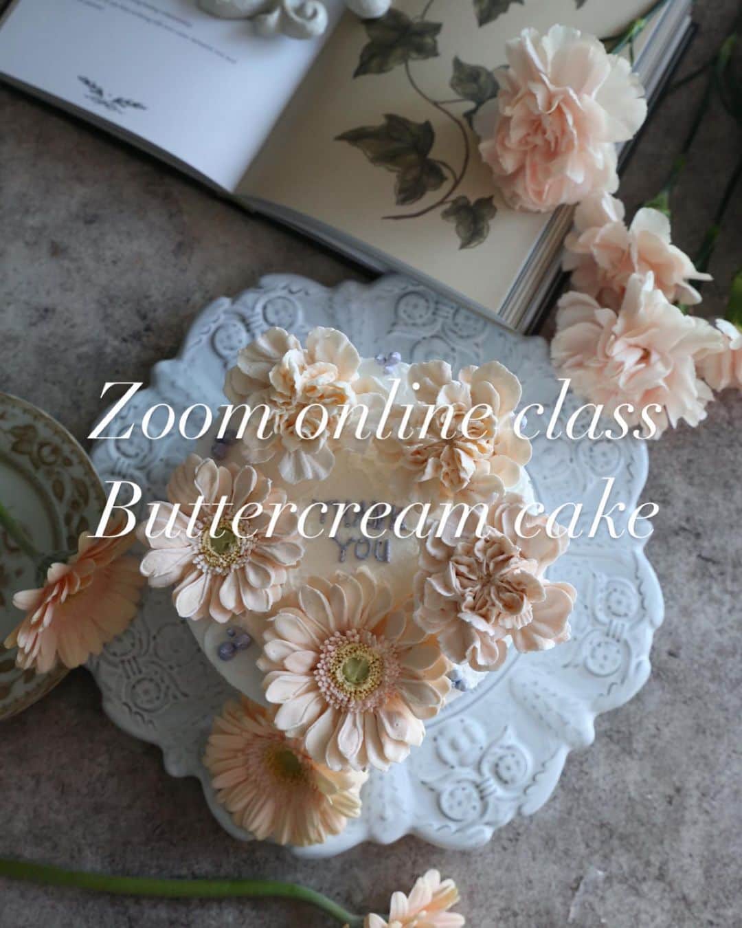 청담 수케이크 (atelier soo)のインスタグラム：「ㅡ zoom class 🇯🇵🇲🇾🇭🇰 일요일 아침9시부터 파이핑공부를 줌으로한다는게 쉽지않은일인데 끝까지 쉬지않고 차분히 파이핑하시는모습을통해 배우는게많았던수업. 특히나 왼손잡이셨던선생님의꽃에감동 💌 ㅡ  #수업을통해많이배우는중 #더공부하자📖 원리원칙 #꽃을보는다른눈  #zoom」