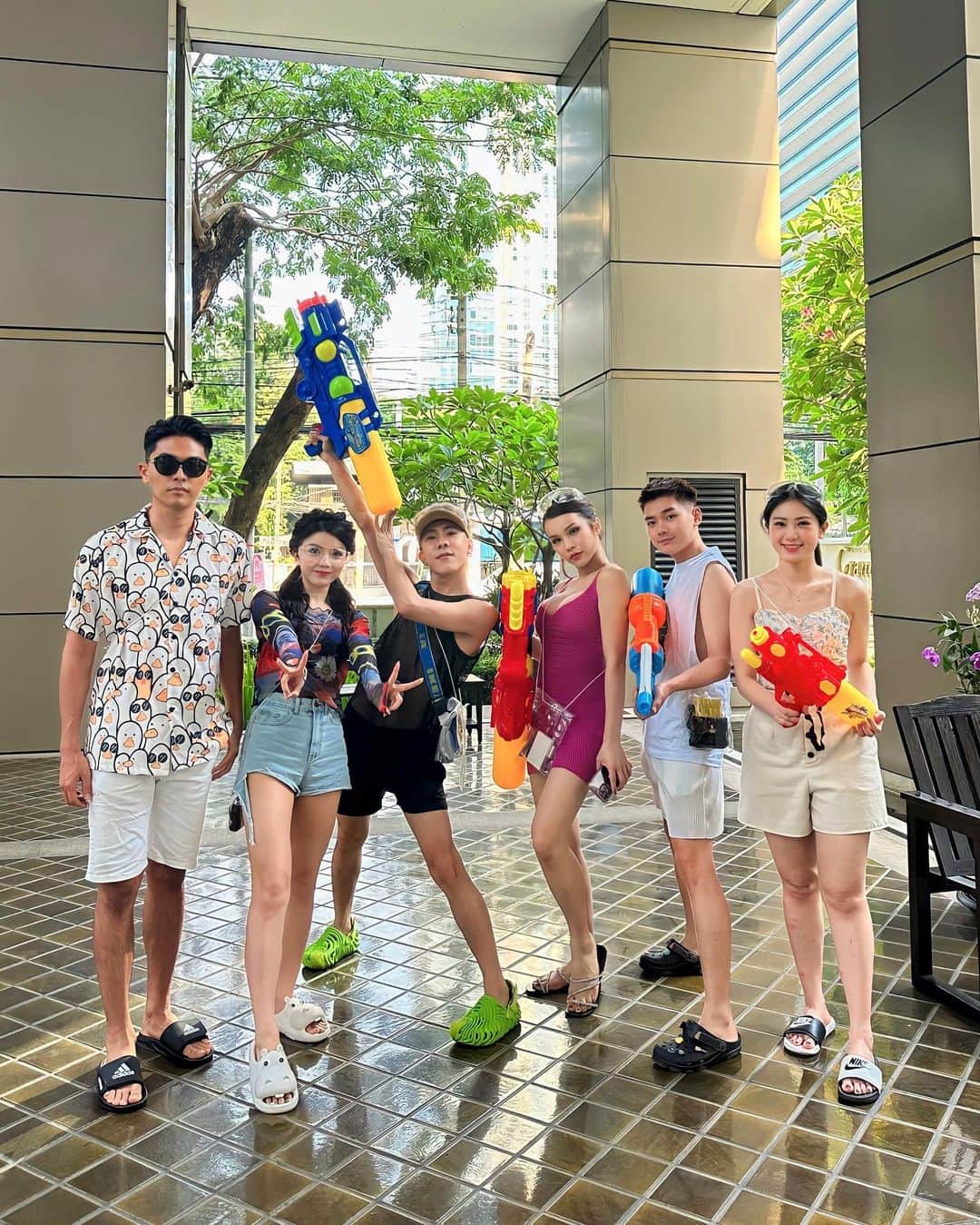 林東進のインスタグラム：「如果還有下次🇹🇭潑水節💦🔫 我會最後一天抵達 然後隔天活動就結束 這樣會是最棒的🤣  第一天很好玩 第二天沒有想濕 第三天出門會猶豫  不過是個很棒的體驗 發洩的管道？🤣💦💦🔫  如果不進去百貨公司 其實室外全天候濕濕的、不會冷🤭 畢竟早上37-38度 晚上也是33-34度  一進去百貨公司會很想買（乾）衣服🤣」