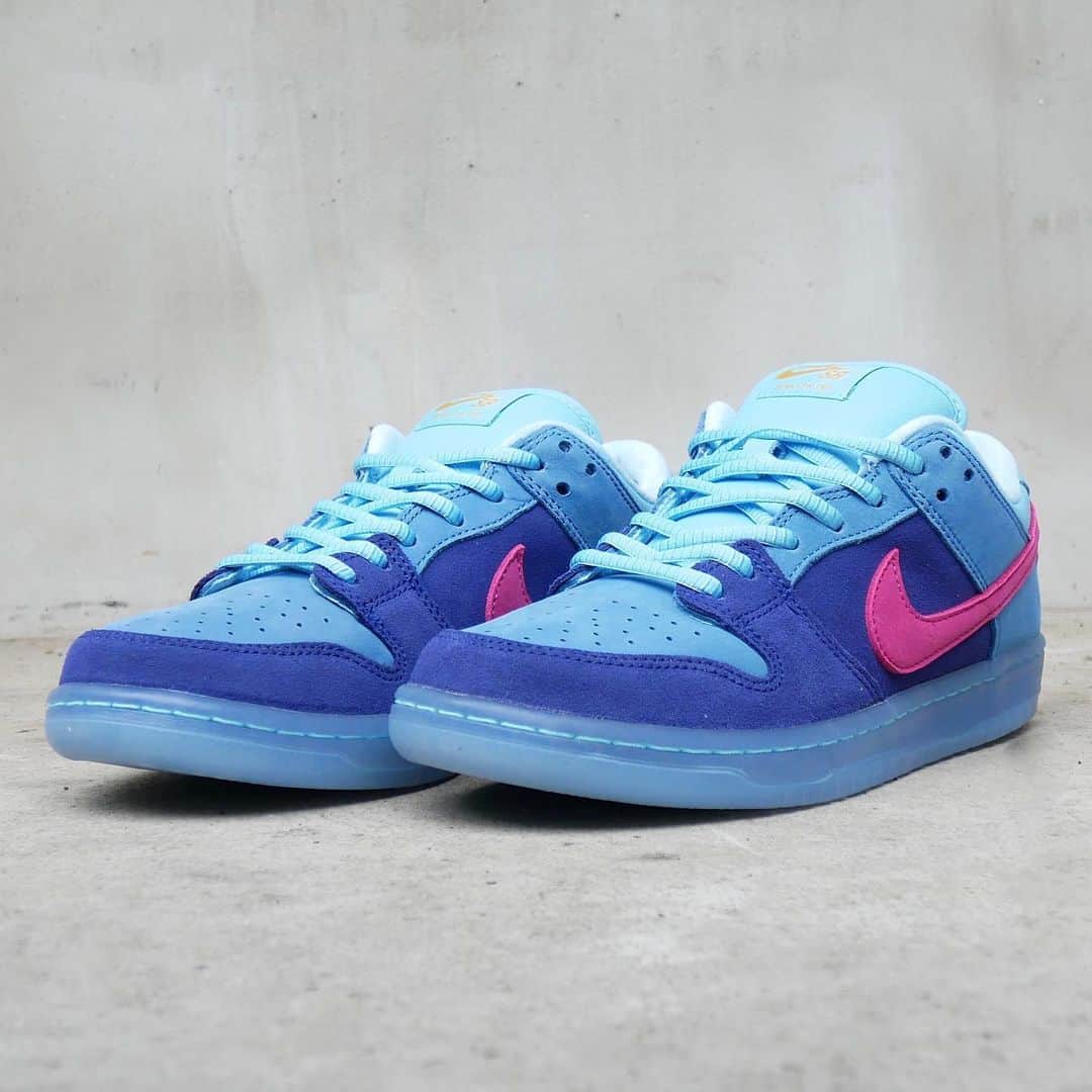 のインスタグラム：「【NIKE SB / DUNK LOW PRO QS x RUN THE JEWELS】  NIKE SB（ナイキエスビー）の定番モデル、DUNK LOW PRO。 技巧派ラッパー Killer Mike と、サンプリング重視の凝ったビートメイカーであり正統派ラッパー El-P からなる2013年結成のヒップホップデュオ、RUN THE JEWELS とのコラボシューズ。 細部に RTJ のテイストが盛り込まれていて、ファンには堪らない1足ではないでしょうか。  こちらの商品は当店で設定した金額以上のご購入履歴のある会員様の中から、抽選したお客様へ商品ページの url と パスワードを4月20日（木）10時、メールにてお送りいたします。お客様の環境によりメールが配信される時間が前後する場合がありますが、ご了承下さい🙏  注)数に限りがありますので、メールが届いても必ずご購入できるわけではありませんのでご注意下さい⚠️  【抽選対象者について】当店のショッピングサイト（www.californiastreet.net）にて会員登録されているお客様で、メールマガジンの購読設定が「可」、NIKE SB に関する情報設定が「はい」になっている方で、当店で設定した金額以上のご購入履歴のあるお客様が抽選対象者となります。ご登録内容はマイページ内、「登録内容の変更・解除」にてご確認下さい。抽選ページはございません。  こちらの商品に関するお問い合わせ等は一切受け付けておりませんので、ご了承下さい。近隣との混乱を避けるため、実店舗での販売は致しません☝🏻  #nikesb #ナイキsb #dunklow #ダンクロー #runthejewels #skateboard #skateboarding #skater #カリフォルニアストリート #カリスト #スケートボード #スケボー #スケーター #californiastreet #calst」