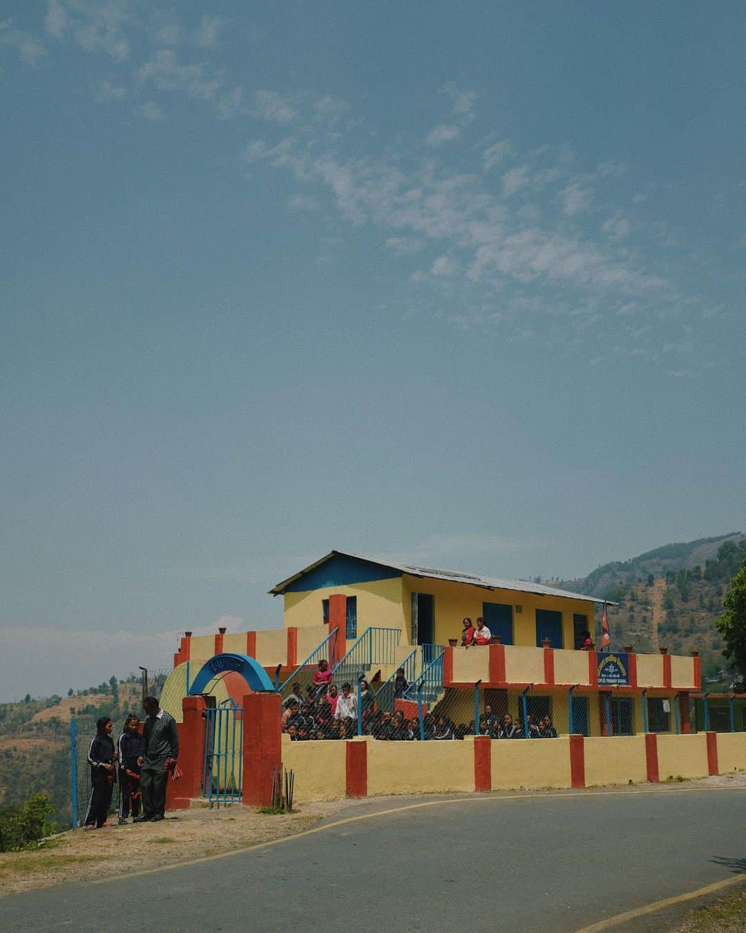 池田泉さんのインスタグラム写真 - (池田泉Instagram)「⁡ ⁡メーカーさんと一緒に作っている Made in Nepal.のハンドニット。 売り上げの収益から支援してきた 村の小学校にPURも参加させてもらっていて、 今年で7年目。今回初めての訪問でした。 ⁡ 行ってみると、村長さん、村の教育委員会さん、保護者方が集まってくれていて歓迎してくれて。 ⁡ 村長さんが保護者方に言っていた、 どんな状況であっても子供達の未来のために、皆んなで力を合わせてやっていきましょう。と繰り返し繰り返し言っては強く頷く保護者方の姿が印象的だった。 ⁡ 政府から支援はあるが金銭的に全然足りていないということ、給食（といっても1品）は毎日あって、 家では食べれない子達が食べにきたりするが まだまだ栄養まで考えることができていない現状、 他、これからの未来のこともたくさん話した。 ⁡ ネパールで調達してもらった文房具と日本からのお土産に キャラクターものの消しゴムをリクエストしてくれていたので、皆に選んでもらいました。 キラキラした目で真剣に選ぶ子供達の姿、 最初は恥ずかしそうにしていたけど、 すぐに心を開いてくれて、帰りに車を追いかけて走り出したまっすぐな子達。またすぐ来るんだよね？と冗談も言ってくれる先生達も。 ⁡ 今まであまり発信してなかったこと、 自分の目でちゃんと見て自分が感じたことを伝えたいと思っていたし、寄付、支援をしてます、って言うことに対してモヤっとした感覚もありました。 今は純粋に、ご縁で出会えたこの小学校の引き続き力になれれば、と心に決めて。  私自身、本当の豊かさってなんだろうって考えたし いろんな意味で決意した、そんな一日。 またみんなに会える日を楽しみにしています。」4月18日 18時36分 - xxizumi123xx