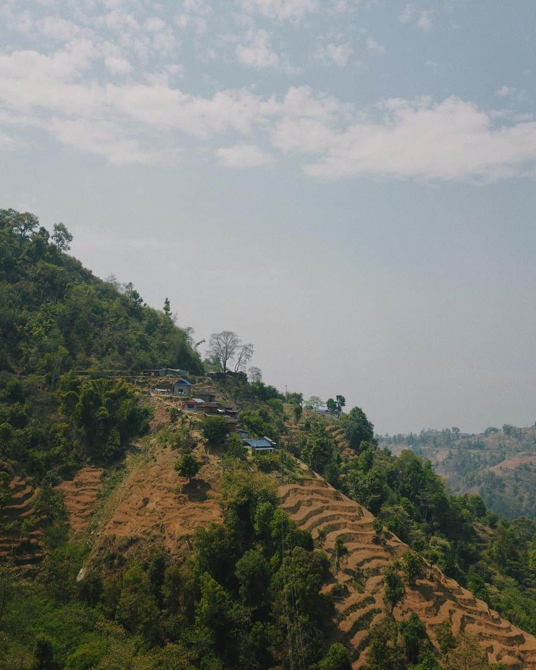 池田泉さんのインスタグラム写真 - (池田泉Instagram)「⁡ ⁡メーカーさんと一緒に作っている Made in Nepal.のハンドニット。 売り上げの収益から支援してきた 村の小学校にPURも参加させてもらっていて、 今年で7年目。今回初めての訪問でした。 ⁡ 行ってみると、村長さん、村の教育委員会さん、保護者方が集まってくれていて歓迎してくれて。 ⁡ 村長さんが保護者方に言っていた、 どんな状況であっても子供達の未来のために、皆んなで力を合わせてやっていきましょう。と繰り返し繰り返し言っては強く頷く保護者方の姿が印象的だった。 ⁡ 政府から支援はあるが金銭的に全然足りていないということ、給食（といっても1品）は毎日あって、 家では食べれない子達が食べにきたりするが まだまだ栄養まで考えることができていない現状、 他、これからの未来のこともたくさん話した。 ⁡ ネパールで調達してもらった文房具と日本からのお土産に キャラクターものの消しゴムをリクエストしてくれていたので、皆に選んでもらいました。 キラキラした目で真剣に選ぶ子供達の姿、 最初は恥ずかしそうにしていたけど、 すぐに心を開いてくれて、帰りに車を追いかけて走り出したまっすぐな子達。またすぐ来るんだよね？と冗談も言ってくれる先生達も。 ⁡ 今まであまり発信してなかったこと、 自分の目でちゃんと見て自分が感じたことを伝えたいと思っていたし、寄付、支援をしてます、って言うことに対してモヤっとした感覚もありました。 今は純粋に、ご縁で出会えたこの小学校の引き続き力になれれば、と心に決めて。  私自身、本当の豊かさってなんだろうって考えたし いろんな意味で決意した、そんな一日。 またみんなに会える日を楽しみにしています。」4月18日 18時36分 - xxizumi123xx