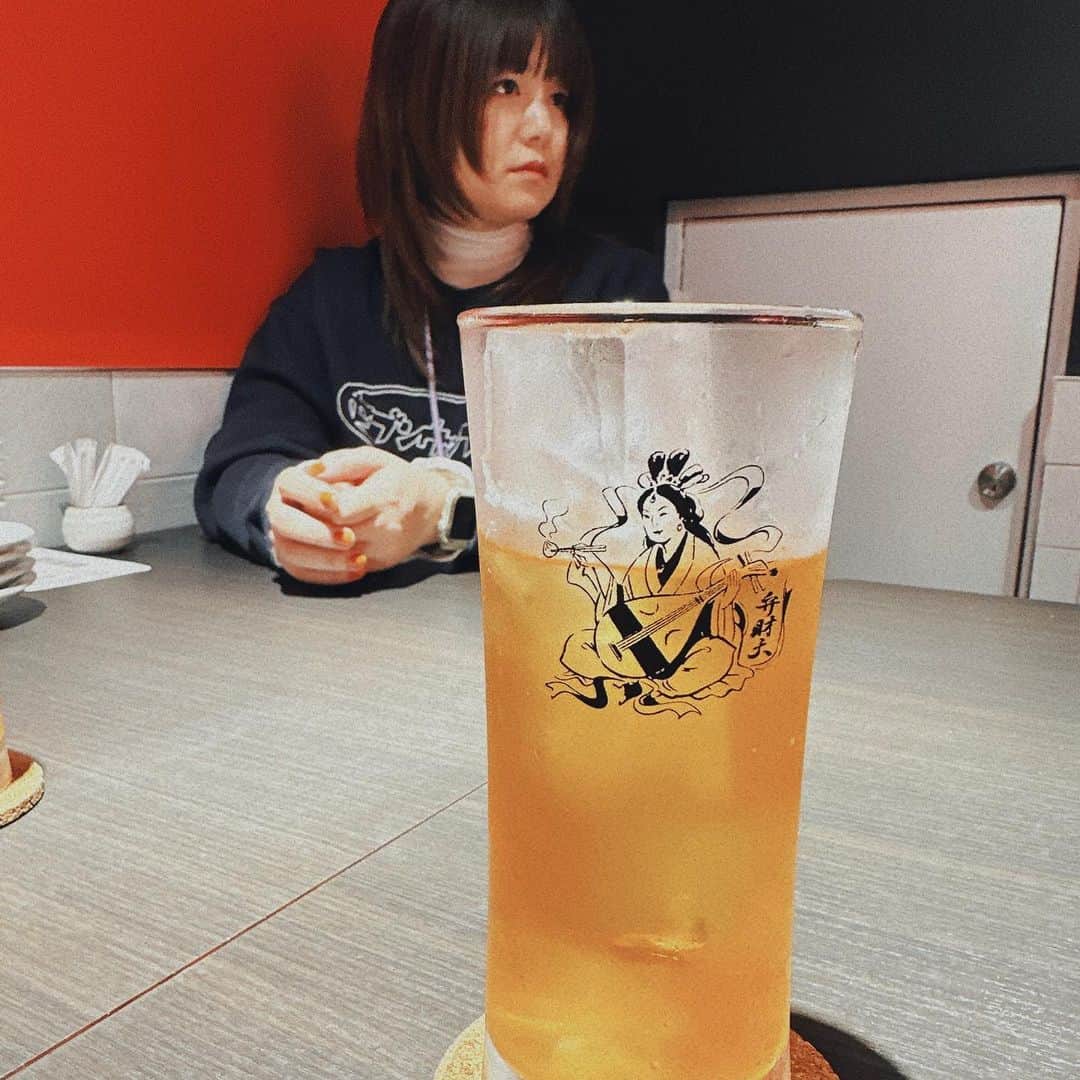 MAIKO さんのインスタグラム写真 - (MAIKO Instagram)「北海道レポ✍️  スペシャルサンクスいっくんさん👓  沖縄居酒屋「うみんちゅぬやまんちゅぬ」でミニLIVEをする時にふらっとやって来たお方👓✨ どうやらたくちゃん&れいなちゃんに呼ばれて来たそうで、初めましてなのにウザ絡みをしちゃったり🤪 へへへ〜って絡んだ後によく聞いたら北海道のザンギを有名にした方だそう😇(事前に教えててよw)  北海道で8店舗お店があり、そのうちの【布袋点心舗 弁財天】 @hotei_benzaiten さんでザンギを堪能させて頂きましたぁぁあ🐓  何度も北海道には来てるけど…こんなにおデカいザンギさんは初めまして🥹✨  そしてここは中華料理屋さんなので人生初のフカヒレ丼や点心やらあんかけ焼きそばやらどれも美味しすぎて壊れたように同じ言葉しか出せず、自分の語彙力の無さを実感したよね😇✨  そしてなんと…店内の壁にサインもさせて頂きましたぁぁぁぁあ😭👏✨ 北海道の方はぜひお店でご飯食べながらチェックしてみて下さい🥹照  LIVE前にはスイーツの差し入れも頂き本当にありがたすぎる🥲🍫🥮 どれも美味しすぎたーーー!!!  見た目に反して鋭いツッコミと見てなさそうで実はすんごい洞察力🗿 あのメガネはコナンレベルですんごい機能がついてるんじゃないかと思ってます👓笑  いっくんさん濃い時間を本当にありがとうございました🥹🍻✨  #sevenoops #ジェルトルメンいっくん #あなたの心にチェックイン #リアル参加できず残念っ😂」4月18日 18時42分 - maiko_oops