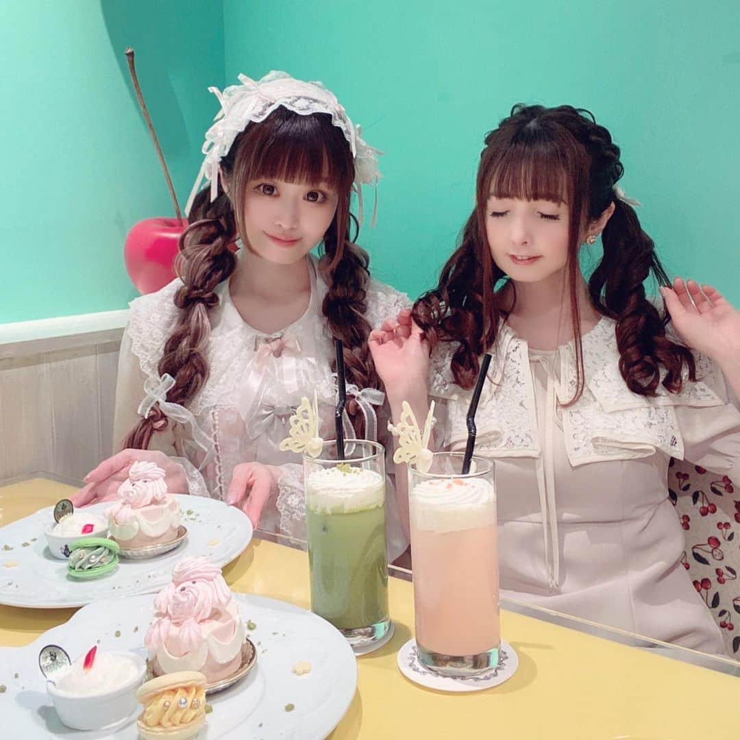 伊藤芽衣のインスタグラム：「Q-pot.さんの展示会にて🐩 咲姫ちゃんと…♡ ⁡ Q-pot CAFE.さんの5月の 新作メニュー 試食させていただきました💕 ⁡ かわいくて、 とってもおいしかった♡ ⁡ Q-pot CAFE.さんの ここのお席大好きです🍒 ⁡ ワンピース＊ Án MILLEさん♡ @anmille.official  ⁡ ⁡ #Qpot #qpotcafe #qpotカフェ #キューポットカフェ #原宿カフェ #表参道カフェ #アンミール　#anmille」