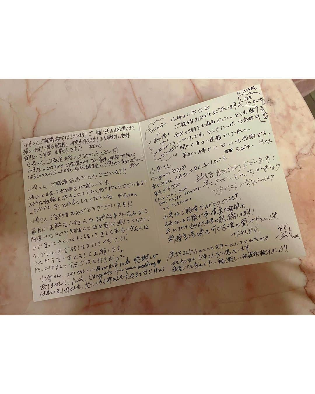 小寺智子さんのインスタグラム写真 - (小寺智子Instagram)「・ ・ 2023.4.18  LA最終日。  みんながサプライズで 結婚のお祝いをしてくれました🎂  集合写真、 大好きな人たちしか写っていなくって 不意打ちで、じーん。  ありがとう。 私はとても幸せ者だ😌♡  photo by @kazuki_nagayama   #初めて自分の顔にスタンプのせました #だいぶシュール #顔出ししちゃおうかなってくらいいい写真すぎた #盟友やまとさんのメッセージにじーん #ゆた坊私も君に出会ってから毎日が楽しいですありがとう #今回のロケでもゆうまくんの開放的な表情が最高に素敵でした #ひゅうがくんは一途にここでもNINA愛を貫いてて好き #あむくん結婚してから彼女作っちゃダメだよ #ぼんくんこちらこそこれからも楽しい仕事だけお願いします #乙部っちだけメッセージの方向性が違ってて笑う #顔出しNG仲間アーサーは風船の裏にいます」4月18日 18時49分 - tomoko_kodera