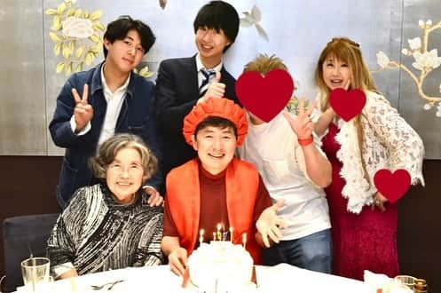 笠井信輔さんのインスタグラム写真 - (笠井信輔Instagram)「家族が還暦の誕生日会をしてくれました　    参加者は、妻と息子3人、そして私の母、 さらに、家族ぐるみでお世話になっている友人で、カメラマンの石川正勝さん   19歳の三男の出産の瞬間や、私の本「生きる力」の表紙を撮影してくださってます   みんな揃って祝ってくれました   長男は一人暮らしなので、こんなふうに、家族全員が集まることは、なかなかありません   おいしい中華料理をいただいて 還暦のプレゼント   赤いパンツ(笑)  素敵なTシャツ  そしてそして、驚きました   最新式のiPhoneでした 私がブログやInstagramに写真などを日々上げているので、みんなで相談して買ってくれたそうです   かなり高いものなのですが 長男も次男も社会人になっていて、長男を中心にみんなで負担して購入してくれたそうです   本当に、私は幸せ者です   さらに、母が、60年前の私の 「育児ノート」を持ってきてくれて 私の誕生の日の日記を読んでくれました   こちらは、生まれたばかりの私の写真も   さらに、60年前の命名の和紙まで！！   こんなふうにしてもらえて この世に産んでくれた母親に感謝しかありません   妻も、ブログに当日のことを書いてくれました    本当に嬉しい1日でした 健康に気をつけながら、充実した日々を送りたいと思っています   石川さん！ たくさんの写真をありがとうございます   自分は、息子たちの還暦を祝えるのかな  このまま帰ろうとして、止められました(笑)」4月18日 18時49分 - shinsuke.kasai