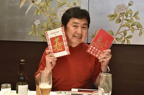 笠井信輔さんのインスタグラム写真 - (笠井信輔Instagram)「家族が還暦の誕生日会をしてくれました　    参加者は、妻と息子3人、そして私の母、 さらに、家族ぐるみでお世話になっている友人で、カメラマンの石川正勝さん   19歳の三男の出産の瞬間や、私の本「生きる力」の表紙を撮影してくださってます   みんな揃って祝ってくれました   長男は一人暮らしなので、こんなふうに、家族全員が集まることは、なかなかありません   おいしい中華料理をいただいて 還暦のプレゼント   赤いパンツ(笑)  素敵なTシャツ  そしてそして、驚きました   最新式のiPhoneでした 私がブログやInstagramに写真などを日々上げているので、みんなで相談して買ってくれたそうです   かなり高いものなのですが 長男も次男も社会人になっていて、長男を中心にみんなで負担して購入してくれたそうです   本当に、私は幸せ者です   さらに、母が、60年前の私の 「育児ノート」を持ってきてくれて 私の誕生の日の日記を読んでくれました   こちらは、生まれたばかりの私の写真も   さらに、60年前の命名の和紙まで！！   こんなふうにしてもらえて この世に産んでくれた母親に感謝しかありません   妻も、ブログに当日のことを書いてくれました    本当に嬉しい1日でした 健康に気をつけながら、充実した日々を送りたいと思っています   石川さん！ たくさんの写真をありがとうございます   自分は、息子たちの還暦を祝えるのかな  このまま帰ろうとして、止められました(笑)」4月18日 18時49分 - shinsuke.kasai