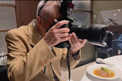 笠井信輔さんのインスタグラム写真 - (笠井信輔Instagram)「家族が還暦の誕生日会をしてくれました　    参加者は、妻と息子3人、そして私の母、 さらに、家族ぐるみでお世話になっている友人で、カメラマンの石川正勝さん   19歳の三男の出産の瞬間や、私の本「生きる力」の表紙を撮影してくださってます   みんな揃って祝ってくれました   長男は一人暮らしなので、こんなふうに、家族全員が集まることは、なかなかありません   おいしい中華料理をいただいて 還暦のプレゼント   赤いパンツ(笑)  素敵なTシャツ  そしてそして、驚きました   最新式のiPhoneでした 私がブログやInstagramに写真などを日々上げているので、みんなで相談して買ってくれたそうです   かなり高いものなのですが 長男も次男も社会人になっていて、長男を中心にみんなで負担して購入してくれたそうです   本当に、私は幸せ者です   さらに、母が、60年前の私の 「育児ノート」を持ってきてくれて 私の誕生の日の日記を読んでくれました   こちらは、生まれたばかりの私の写真も   さらに、60年前の命名の和紙まで！！   こんなふうにしてもらえて この世に産んでくれた母親に感謝しかありません   妻も、ブログに当日のことを書いてくれました    本当に嬉しい1日でした 健康に気をつけながら、充実した日々を送りたいと思っています   石川さん！ たくさんの写真をありがとうございます   自分は、息子たちの還暦を祝えるのかな  このまま帰ろうとして、止められました(笑)」4月18日 18時49分 - shinsuke.kasai