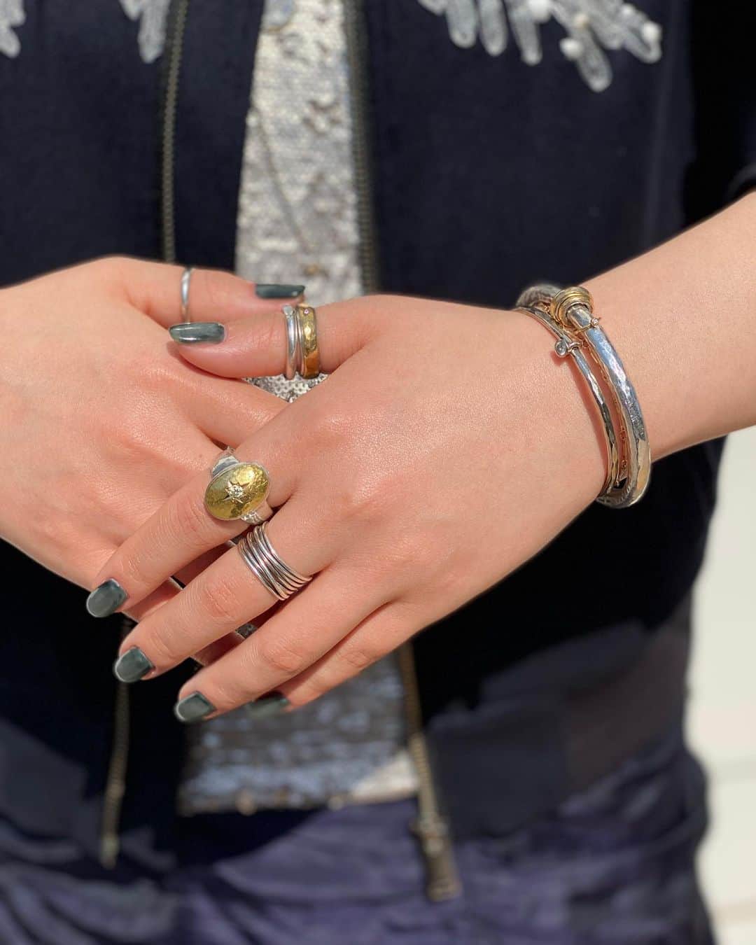 のインスタグラム：「MALCOLM BETTS JEWELRY SNAP! 横浜店スタッフ 「甘くないテイストが好きで、シルバーをメインで組み合わせることが多いのですが、＜マルコム ベッツ＞はそんなジュエリーコーディネートにもマッチします！私は一番最初に太いバングルを、次に細いバングルを購入しました。どちらもオーダーで作ってもらったこだわりのアイテムです。バングルに合うリングを探していた時、細いリングを重ね付けしようと考えていたのですが、実際に着けてみたら大ぶりなデザインの方が自分らしく思えて、左手人差し指のリングを選びました。着けてみてイメージが変わることもあるので、ぜひ試していただきたいです。ハンサムな見た目のブランドですが、女性らしいテイストのジュエリーとも相性が良いので、きっとご自身にお似合いになる一点をお求めいただけると思います！」  #マルコムベッツ #ジュエリー #バングル #リング #バーニーズニューヨーク #malcolmbetts #ring #jewelry #barneysnewyork #barneysjapan #MALCOLMxBNY」