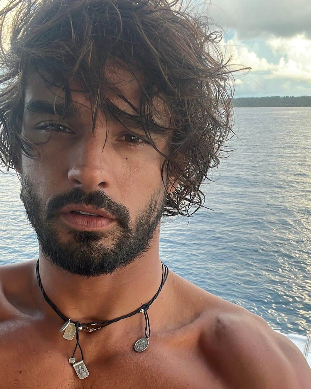 マーロン・テシェイラのインスタグラム：「Já nem sei mas em que dia está aqui em alto mar. 🙃  Mas passando para lembrar. 🏴‍☠️  “Que sem saber que era impossível ele foi lá e fez.” ✅  Com os navegantes de calda de cometa que eu aprendi. ⛵️☄️  “Que o amar é quando ir ou ficar nada mudará na presença.” 🎯.   Então jamais desista de tentar fazer o que você realmente quer fazer. Siga sempre seu coração pois onde há amor, há também pura inspiração. E ao meu ver, não há como você errar.   🌻🐒✌🏽  I don't even know what day we’re here on the high seas anymore. 🙃  But passing by to remember. 🏴‍☠️  “That without knowing it was impossible he went there and did it.” ✅  With the comet tail navigators I learned. ⛵️☄️  “LOVE is when you leaving or staying , nothing will change in your presence.” 🎯.  So don't give up trying to do what you really want to do. Always follow your heart because where there is love, there is also pure inspiration. And in my point of view, you can't go wrong.   🌻🐒✌🏽  —- 🎩…Peace&Light…♻️ —-」