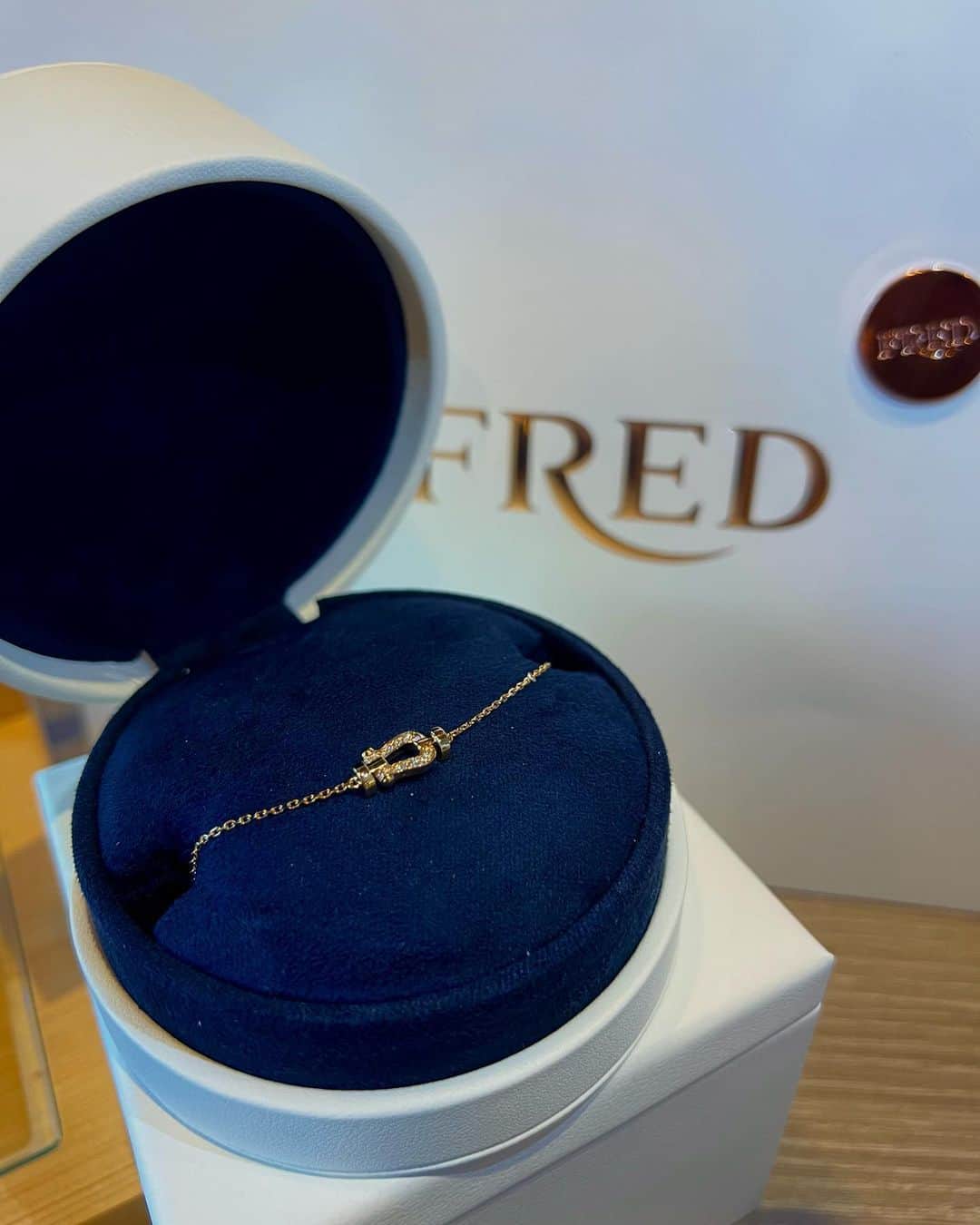 カリスマゆきちゃんのインスタグラム：「. . ♡happy birthday♡ @foodiesato ちゃん🎂  @fredjewelry のbracelet💎  27歳も素敵な1年にしてね😘  @hosa_nagoya  ___________________________ #蓬左hōsa #和フタヌーンティー #アフタヌーンティー #名古屋アフタヌーンティー #afternoontea #hosa #fred #フレッド #誕生日プレゼント #birthdaypresent」
