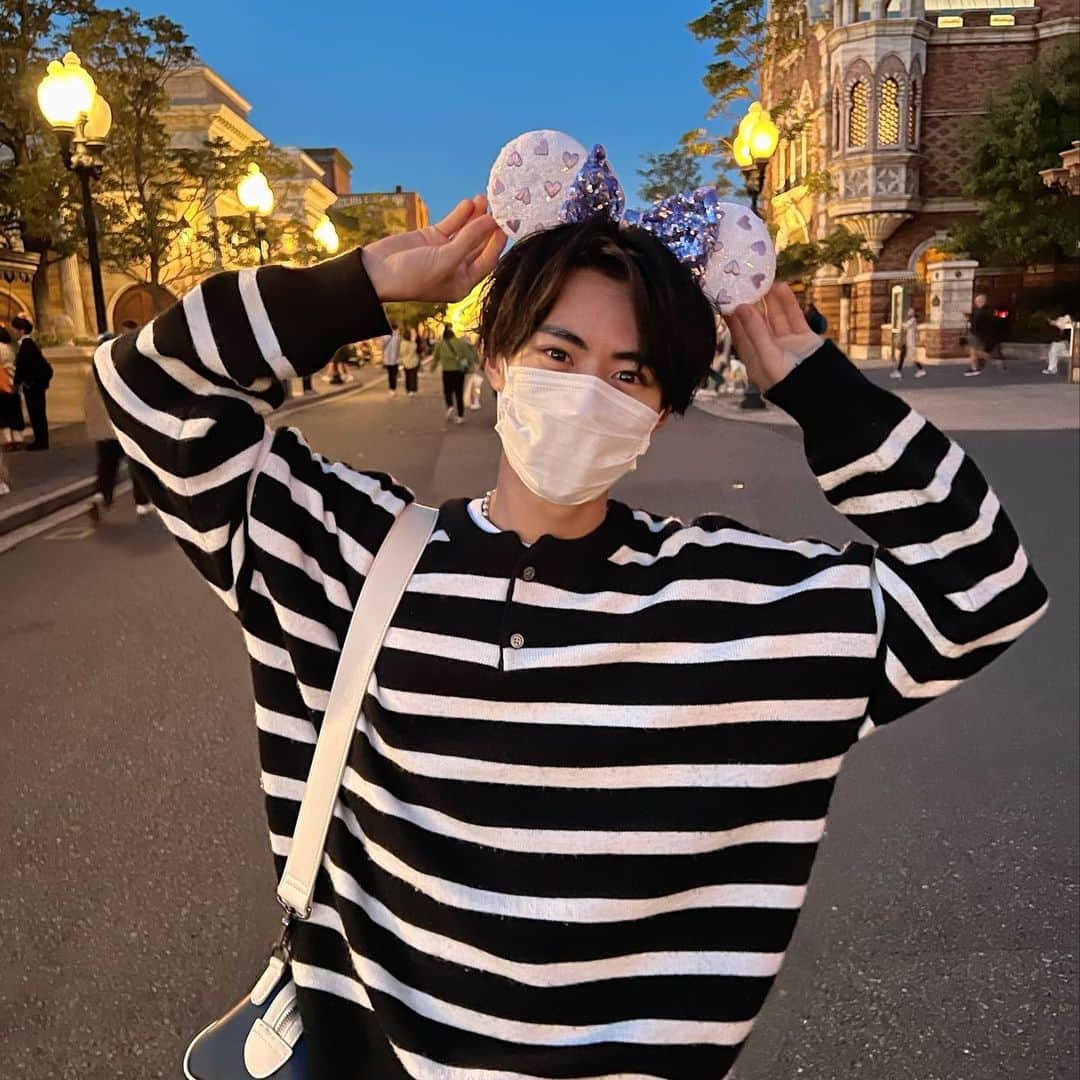 のインスタグラム：「うん。これは完全にディズってますねぇ😲  どれくらいかぶりに行ったけどめちゃくちゃ楽しかったしよきさんもありがとうー！🙏✨  #夢の国 #写真ポーズ#3枚目不審者なのよww」