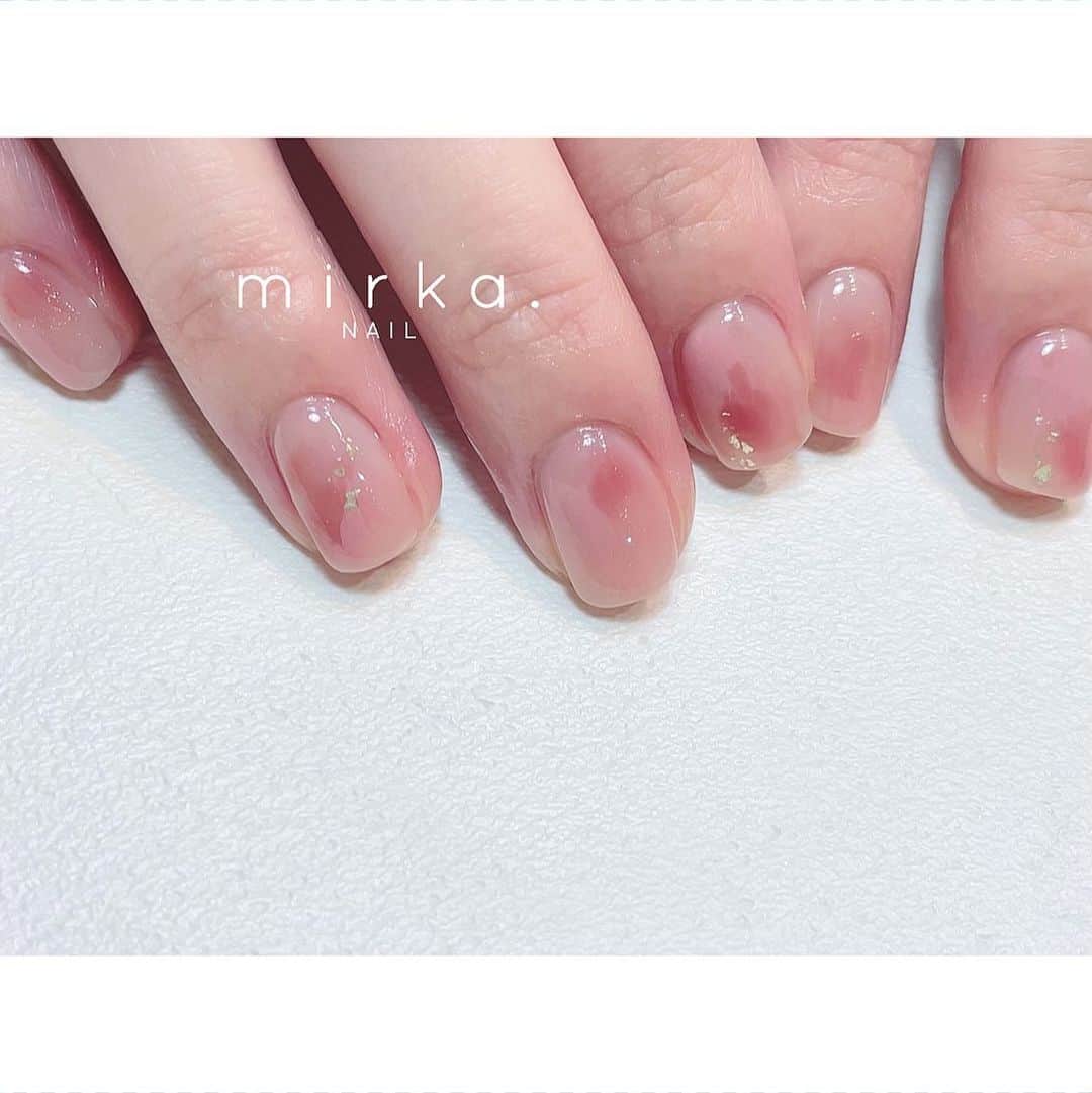 mirka. NAIL(ミルカネイル)のインスタグラム：「⁡ ⁡ pink 𓍼 ⁡ ⁡ ⁡ ………………………………………………………… ⁡ ご予約、お問い合わせは LINE ID⇒ @mirka.nail (@含む)まで。 ⁡ ご新規様はハイライトの「ご案内」と「ご予約方法」を必ずお読みいただいてからご予約くださいますようお願いいたします。 空き状況や詳細はLINEの投稿からご確認ください。 ⁡ ⁡ ⁡ ⁡ #mirkanail#nails#nail#nailart#naildesign #ショートネイル#ネイルアート#ネイルデザイン#ネイル#大人ネイル#シンプルネイル#オフィスネイル#ニュアンスネイル#ナチュラルネイル#カジュアルネイル#ショートネイルデザイン#美甲#春ネイル#春ネイル2023 #プライベートサロン#プライベートネイルサロン#東京ネイルサロン#東京ネイル#江東区ネイルサロン#森下#清澄白河 ⁡」
