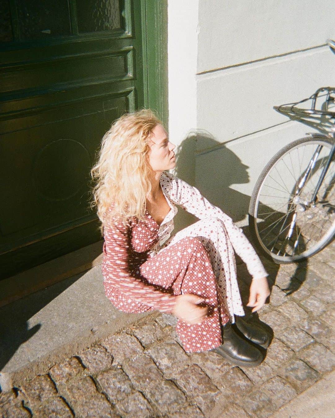 マッツノーガードさんのインスタグラム写真 - (マッツノーガードInstagram)「Dot play 🤎   Our new collection is inspired by the vibrant bright nights of Copenhagen summer.   #madsnorgaard #newin」4月18日 18時46分 - madsnorgaard