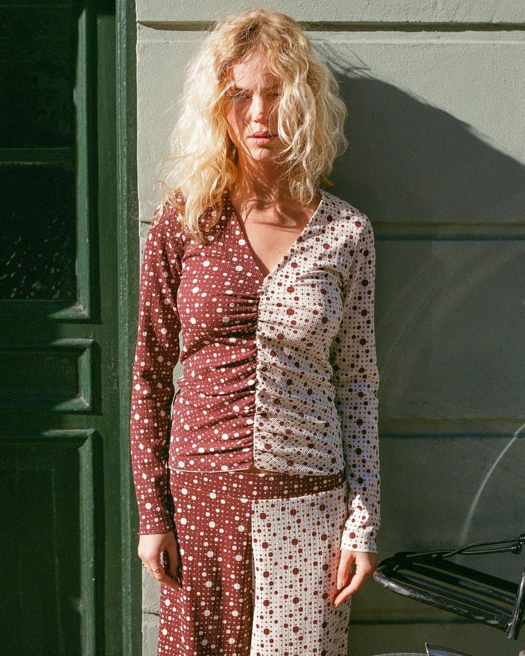 マッツノーガードのインスタグラム：「Dot play 🤎   Our new collection is inspired by the vibrant bright nights of Copenhagen summer.   #madsnorgaard #newin」