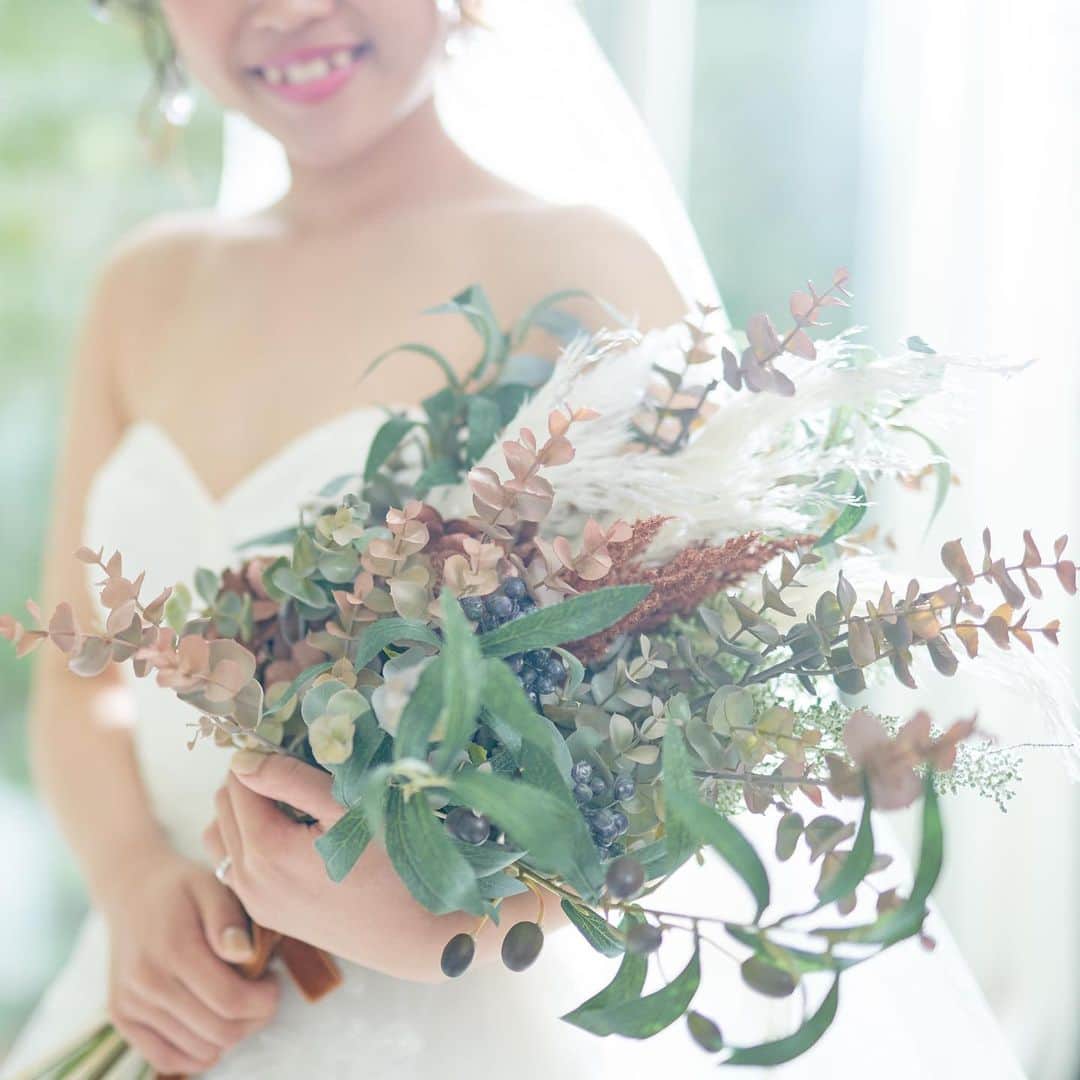 家族挙式さんのインスタグラム写真 - (家族挙式Instagram)「. 花嫁さまのウェディングコーデを 美しく彩るブーケ♡  専属のフローリストが花嫁さまの 理想を形にします！  会場：セントアクアチャペル星ヶ丘 . -------------------- @kazoku_wedding をフォローして、 #家族挙式 でお写真を投稿してくださいね＊* ----------------------- . ❁テレビCM放映中 ▹▸ “家族挙式ベスト“なら 【挙式・衣裳・美容・写真】が含まれた プランが99,000円〜叶います＊ ▽予約はTOPのリンクから❁ >>> @kazoku_wedding  ------------------- #家族挙式 #ベストアニバーサリー #家族 #Family #家族婚 #bestanniversary #少人数婚#ウェディング #結婚式準備#結婚式 #フォトウェディング #プレ花嫁 #卒花#日本中のプレ花嫁さんと繋がりたい #花嫁#卒花嫁#国内挙式 #ウェディングドレス #プラコレ #DRESSY花嫁 #花嫁準備 #結婚式コーデ #家族結婚 #少人数結婚式 #手作りブーケ #ブーケ #結婚式ブーケ #ウェディングブーケ #装花」4月18日 18時47分 - kazoku_wedding