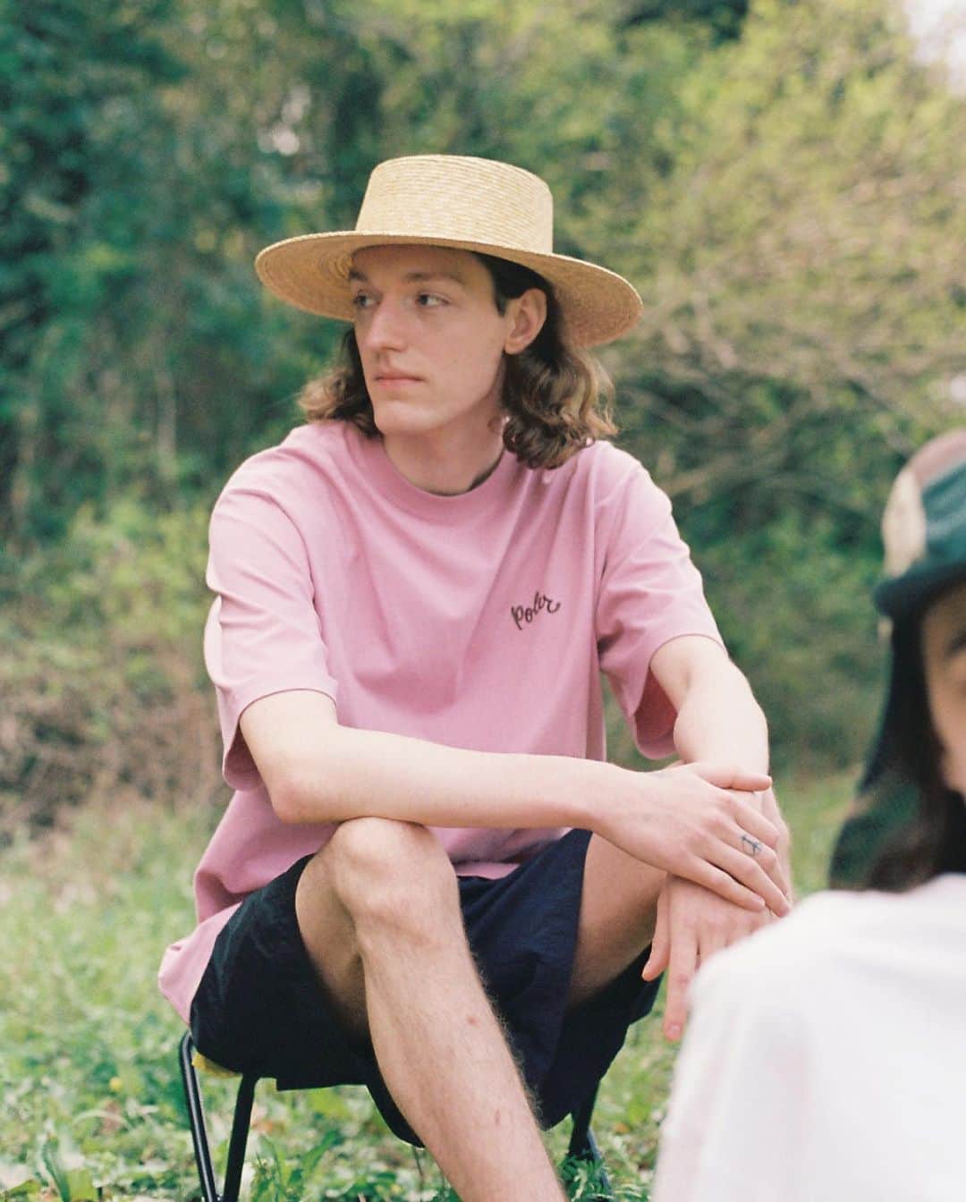 JOURNAL STANDARD relumeさんのインスタグラム写真 - (JOURNAL STANDARD relumeInstagram)「ONE DAY IN SPRING  POLeR for JOURNAL STANDARD relume 2023 Spring/Summer  ■発売日 4/20(木)  ■展開店舗 ジャーナル スタンダード レリューム 全国店舗・各種ECサイト  ・・・・・・・・・・  カラッと乾いた柔らかな日差しと、徐々に暖かくなっていく街の空気。 髪の合間を吹き抜ける風と、空気をはらんで膨らむTシャツ。 冬を乗り越えた動物たちのどこか嬉しげな鳴き声。 少なくなっていく荷物と、軽くなる足取り。  JOURNAL STANDARD relumeとPOLeRがお届けするのは、 春という素晴らしい季節をたっぷり楽しむためのカプセルコレクション。  ・・・・・  今回のコレクションのアイコンアイテムである、 トートバッグにもなるユーティリティチェアを広げれば、ここはもう彼らの楽園。  二人のとある日常を、こっそり覗いてみよう、、、  ・・・・・・・・・・  #POLeR #ポーラー #journalstandardrelume #ジャーナルスタンダードレリューム」4月18日 18時58分 - js_relume