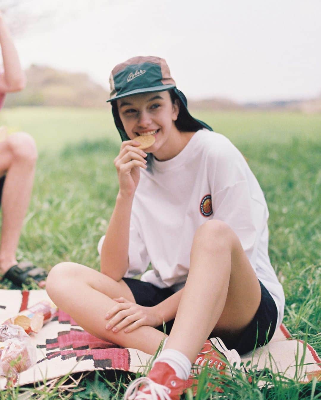 JOURNAL STANDARD relumeさんのインスタグラム写真 - (JOURNAL STANDARD relumeInstagram)「ONE DAY IN SPRING  POLeR for JOURNAL STANDARD relume 2023 Spring/Summer  ■発売日 4/20(木)  ■展開店舗 ジャーナル スタンダード レリューム 全国店舗・各種ECサイト  ・・・・・・・・・・  カラッと乾いた柔らかな日差しと、徐々に暖かくなっていく街の空気。 髪の合間を吹き抜ける風と、空気をはらんで膨らむTシャツ。 冬を乗り越えた動物たちのどこか嬉しげな鳴き声。 少なくなっていく荷物と、軽くなる足取り。  JOURNAL STANDARD relumeとPOLeRがお届けするのは、 春という素晴らしい季節をたっぷり楽しむためのカプセルコレクション。  ・・・・・  今回のコレクションのアイコンアイテムである、 トートバッグにもなるユーティリティチェアを広げれば、ここはもう彼らの楽園。  二人のとある日常を、こっそり覗いてみよう、、、  ・・・・・・・・・・  #POLeR #ポーラー #journalstandardrelume #ジャーナルスタンダードレリューム」4月18日 18時58分 - js_relume