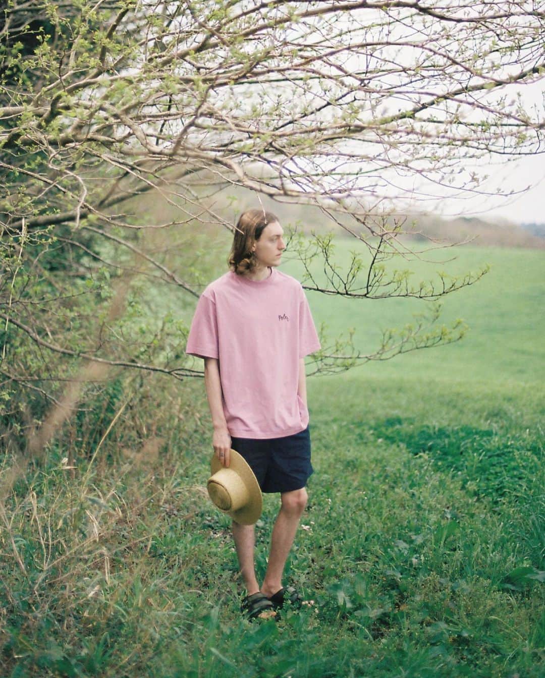JOURNAL STANDARD relumeさんのインスタグラム写真 - (JOURNAL STANDARD relumeInstagram)「ONE DAY IN SPRING  POLeR for JOURNAL STANDARD relume 2023 Spring/Summer  ■発売日 4/20(木)  ■展開店舗 ジャーナル スタンダード レリューム 全国店舗・各種ECサイト  ・・・・・・・・・・  カラッと乾いた柔らかな日差しと、徐々に暖かくなっていく街の空気。 髪の合間を吹き抜ける風と、空気をはらんで膨らむTシャツ。 冬を乗り越えた動物たちのどこか嬉しげな鳴き声。 少なくなっていく荷物と、軽くなる足取り。  JOURNAL STANDARD relumeとPOLeRがお届けするのは、 春という素晴らしい季節をたっぷり楽しむためのカプセルコレクション。  ・・・・・  今回のコレクションのアイコンアイテムである、 トートバッグにもなるユーティリティチェアを広げれば、ここはもう彼らの楽園。  二人のとある日常を、こっそり覗いてみよう、、、  ・・・・・・・・・・  #POLeR #ポーラー #journalstandardrelume #ジャーナルスタンダードレリューム」4月18日 18時58分 - js_relume