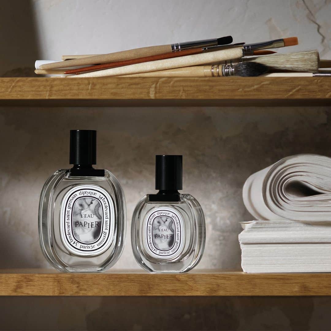 のインスタグラム：「Black ink and a blank page – – an invitation to the imagination. L'Eau Papier, Diptyque's new musky woody eau de toilette, celebrates the unique relationship between creativity, ink and paper. The fragrance comes in two sizes, 50 ml and 100 ml: two invitations to discover L'Eau Papier.   #diptyque #diptyqueparis #leaupapier」