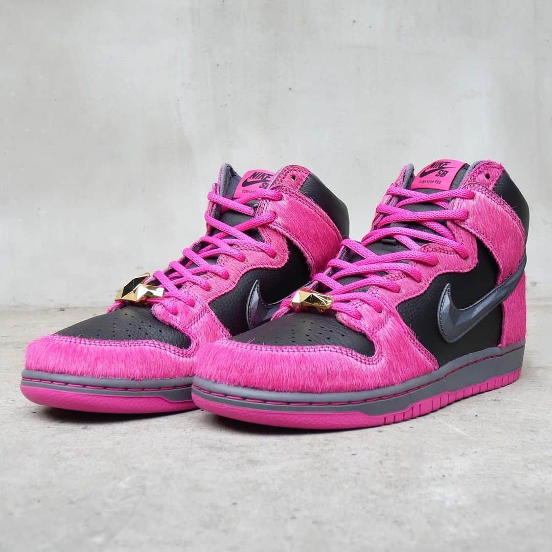 のインスタグラム：「【NIKE SB / DUNK HIGH QS x RUN THE JEWELS】  NIKE SB（ナイキエスビー）の定番モデル、DUNK HIGH。 技巧派ラッパー Killer Mike と、サンプリング重視の凝ったビートメイカーであり正統派ラッパー El-P からなる2013年結成のヒップホップデュオ、RUN THE JEWELS とのコラボシューズ。 細部に RTJ のテイストが盛り込まれていて、ファンには堪らない1足ではないでしょうか。  こちらの商品は当店で設定した金額以上のご購入履歴のある会員様の中から、抽選したお客様へ商品ページの url と パスワードを4月20日（木）10時、メールにてお送りいたします。お客様の環境によりメールが配信される時間が前後する場合がありますが、ご了承下さい🙏  注)数に限りがありますので、メールが届いても必ずご購入できるわけではありませんのでご注意下さい⚠️  【抽選対象者について】当店のショッピングサイト（www.californiastreet.net）にて会員登録されているお客様で、メールマガジンの購読設定が「可」、NIKE SB に関する情報設定が「はい」になっている方で、当店で設定した金額以上のご購入履歴のあるお客様が抽選対象者となります。ご登録内容はマイページ内、「登録内容の変更・解除」にてご確認下さい。抽選ページはございません。  こちらの商品に関するお問い合わせ等は一切受け付けておりませんので、ご了承下さい。近隣との混乱を避けるため、実店舗での販売は致しません☝🏻  #nikesb #ナイキsb #dunklow #ダンクロー #runthejewels #skateboard #skateboarding #skater #カリフォルニアストリート #カリスト #スケートボード #スケボー #スケーター #californiastreet #calst」
