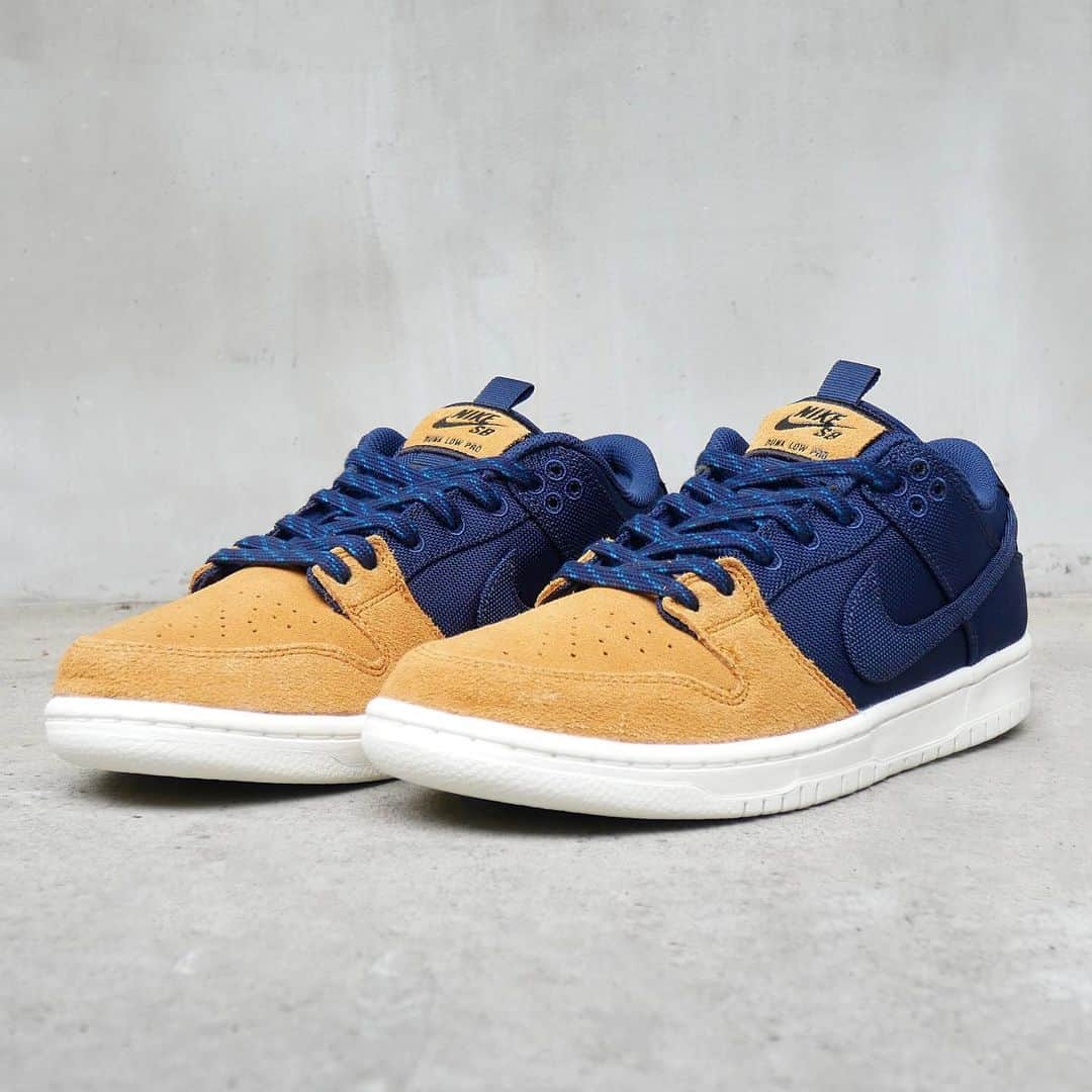 のインスタグラム：「【NIKE SB / DUNK LOW PRO PRM】  NIKE SB（ナイキエスビー）の定番モデル、DUNK LOW PRO。 90年代のバックパックにインスパイヤされたデザイン。 スエード部分はバックパックの底部分で、アッパー部分にナイロンキャンバスを使用。 シュータンに隠しジップポケットが付いてます。  こちらの商品は当店で設定した金額以上のご購入履歴のある会員様の中から、抽選したお客様へ商品ページの url と パスワードを4月21日（金）10時、メールにてお送りいたします。お客様の環境によりメールが配信される時間が前後する場合がありますが、ご了承下さい🙏  注)数に限りがありますので、メールが届いても必ずご購入できるわけではありませんのでご注意下さい⚠️  【抽選対象者について】当店のショッピングサイト（www.californiastreet.net）にて会員登録されているお客様で、メールマガジンの購読設定が「可」、NIKE SB に関する情報設定が「はい」になっている方で、当店で設定した金額以上のご購入履歴のあるお客様が抽選対象者となります。ご登録内容はマイページ内、「登録内容の変更・解除」にてご確認下さい。抽選ページはございません。  こちらの商品に関するお問い合わせ等は一切受け付けておりませんので、ご了承下さい。近隣との混乱を避けるため、実店舗での販売は致しません☝🏻  #nikesb #ナイキsb #dunklow #ダンクロー #skateboard #skateboarding #skater #カリフォルニアストリート #カリスト #スケートボード #スケボー #スケーター #californiastreet #calst」